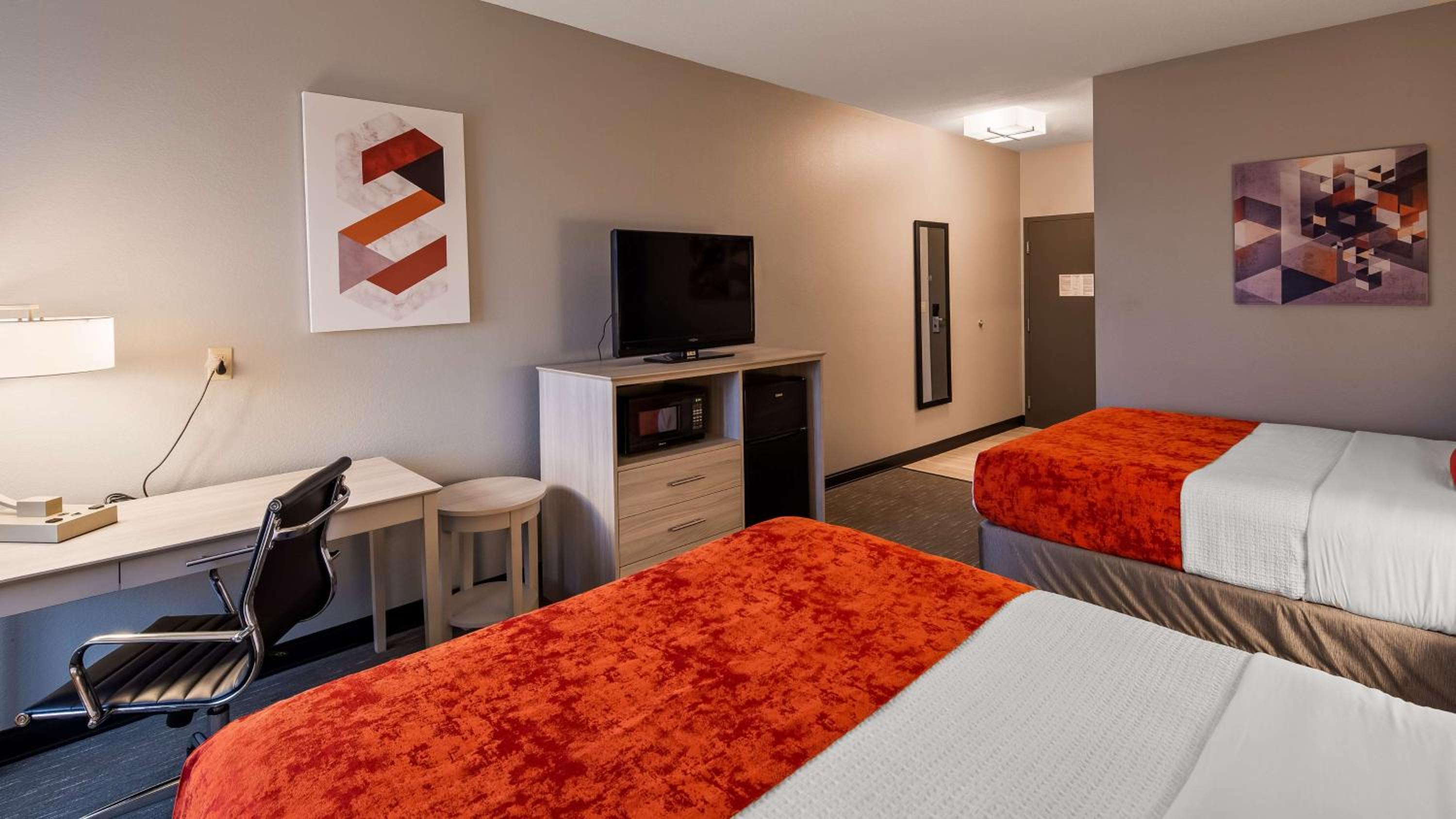 Queen Room with Two Queen Beds - Photo 3