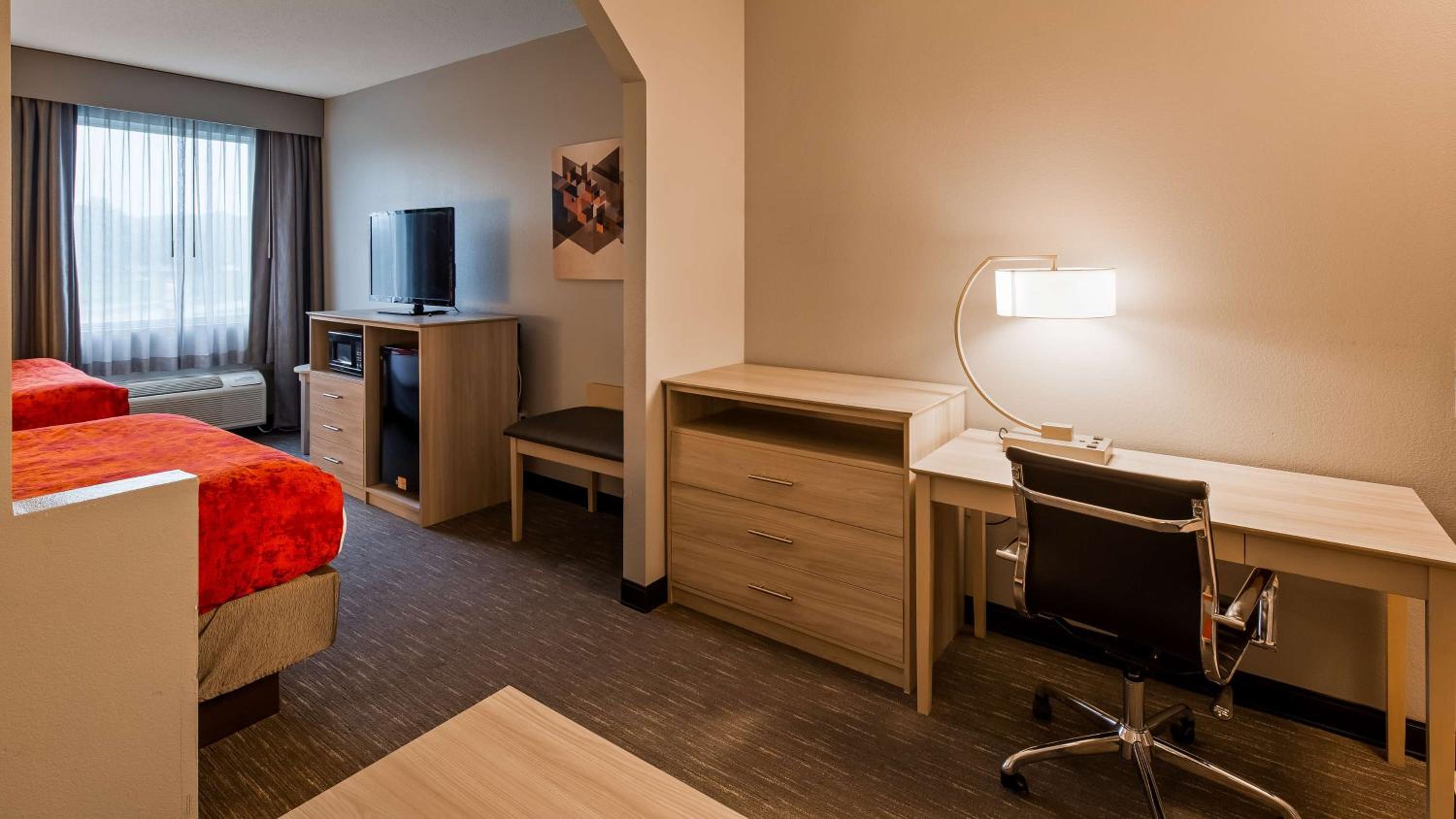 Queen Suite with Two Queen Beds and Sofa Bed - Photo 4