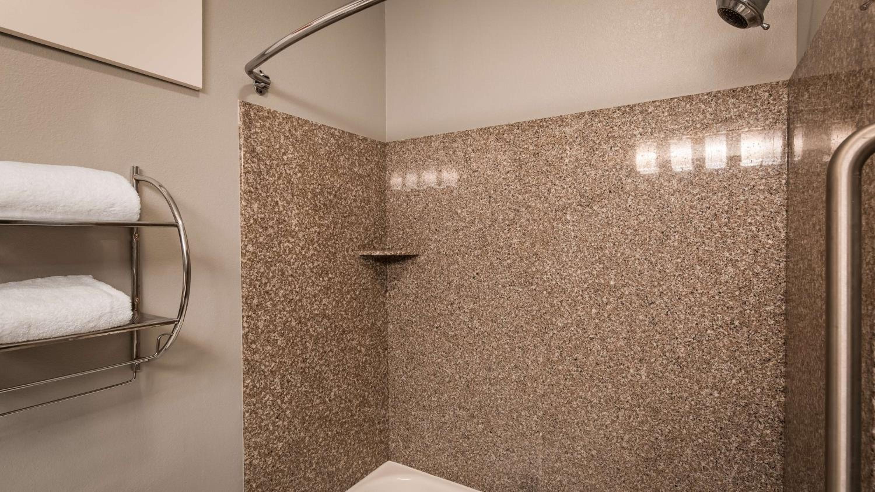 King Room with Bath Tub - Mobility Accessible/Non-Smoking