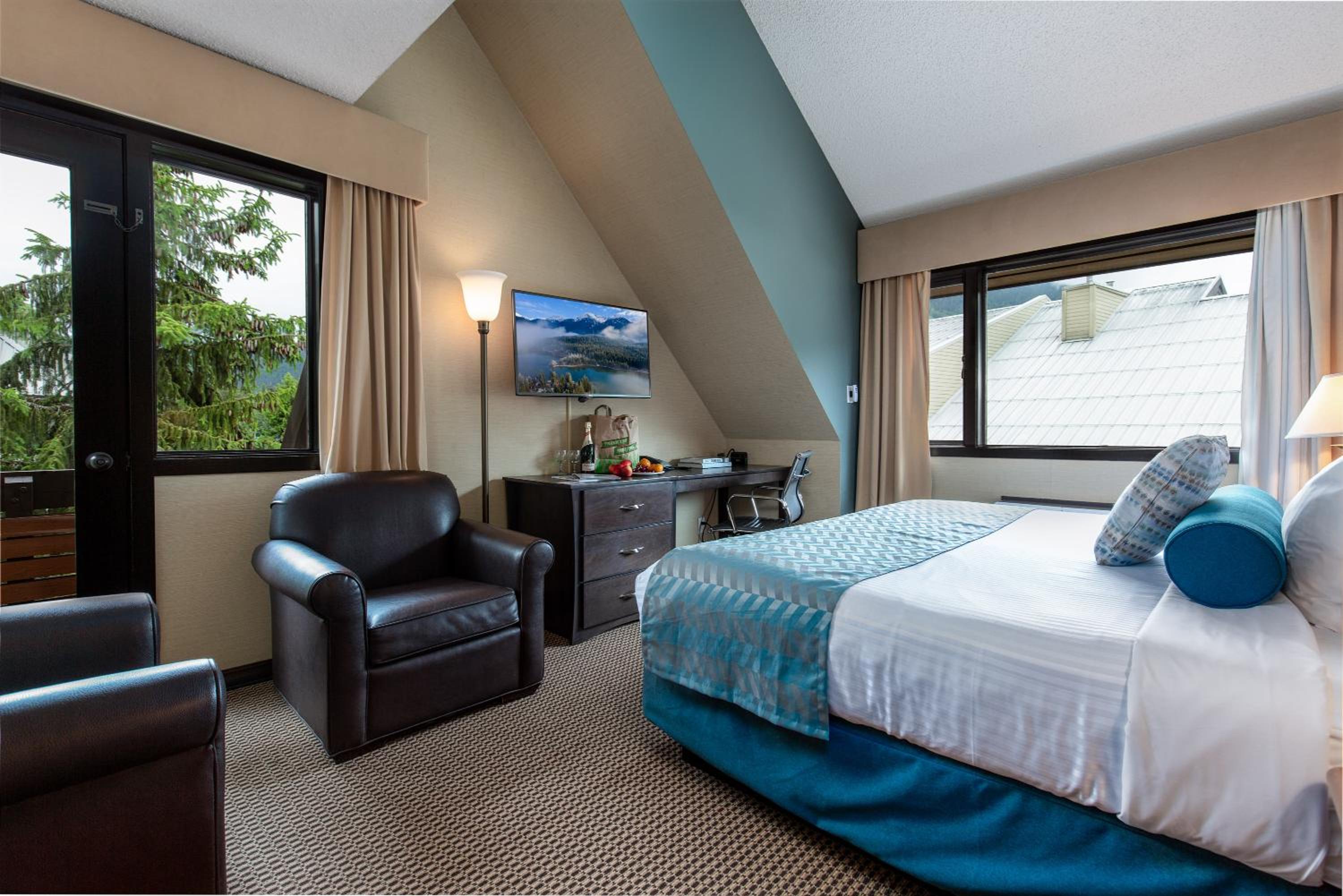King Room with Balcony - Photo 1