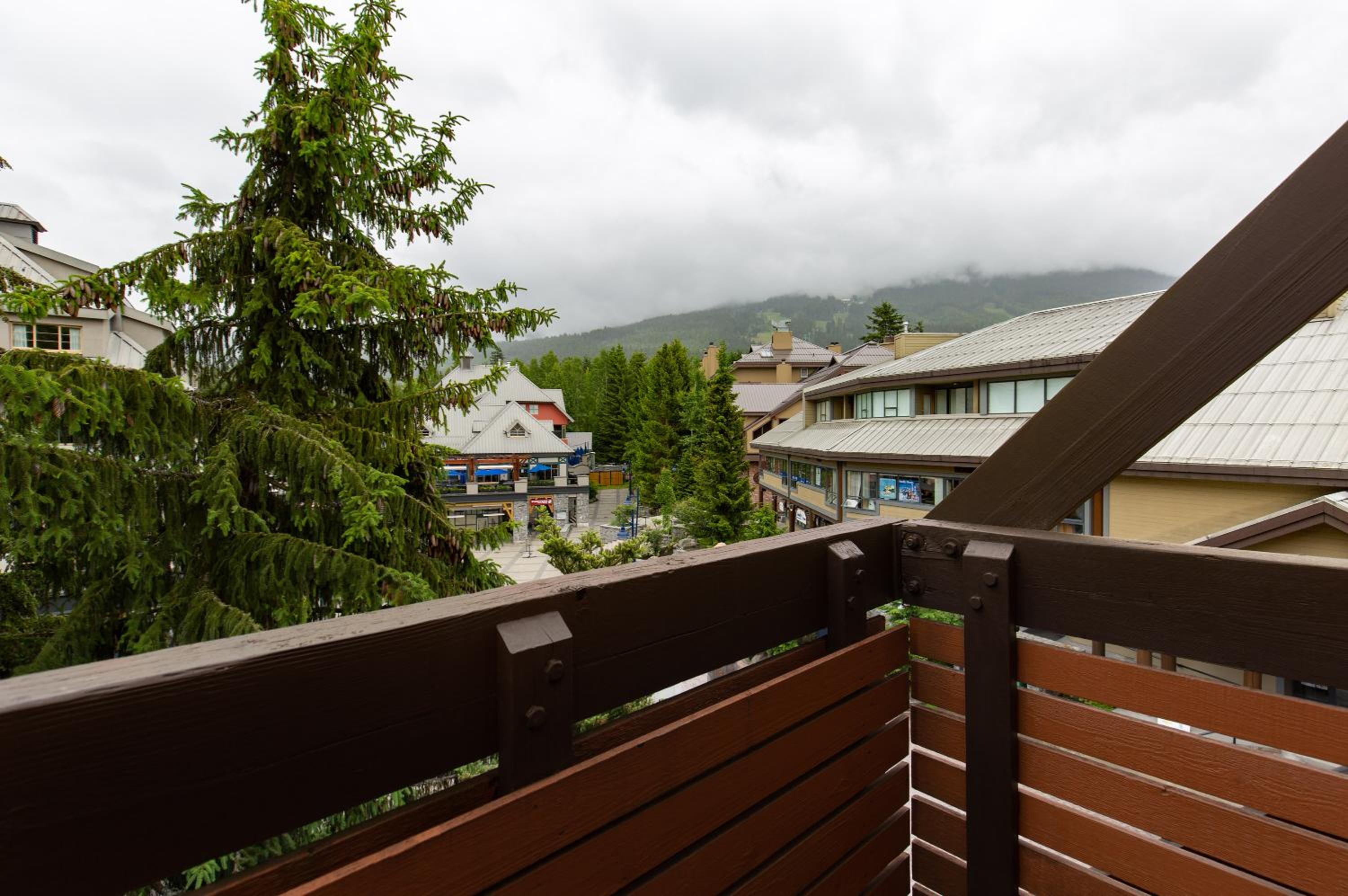 King Room with Balcony - Photo 4