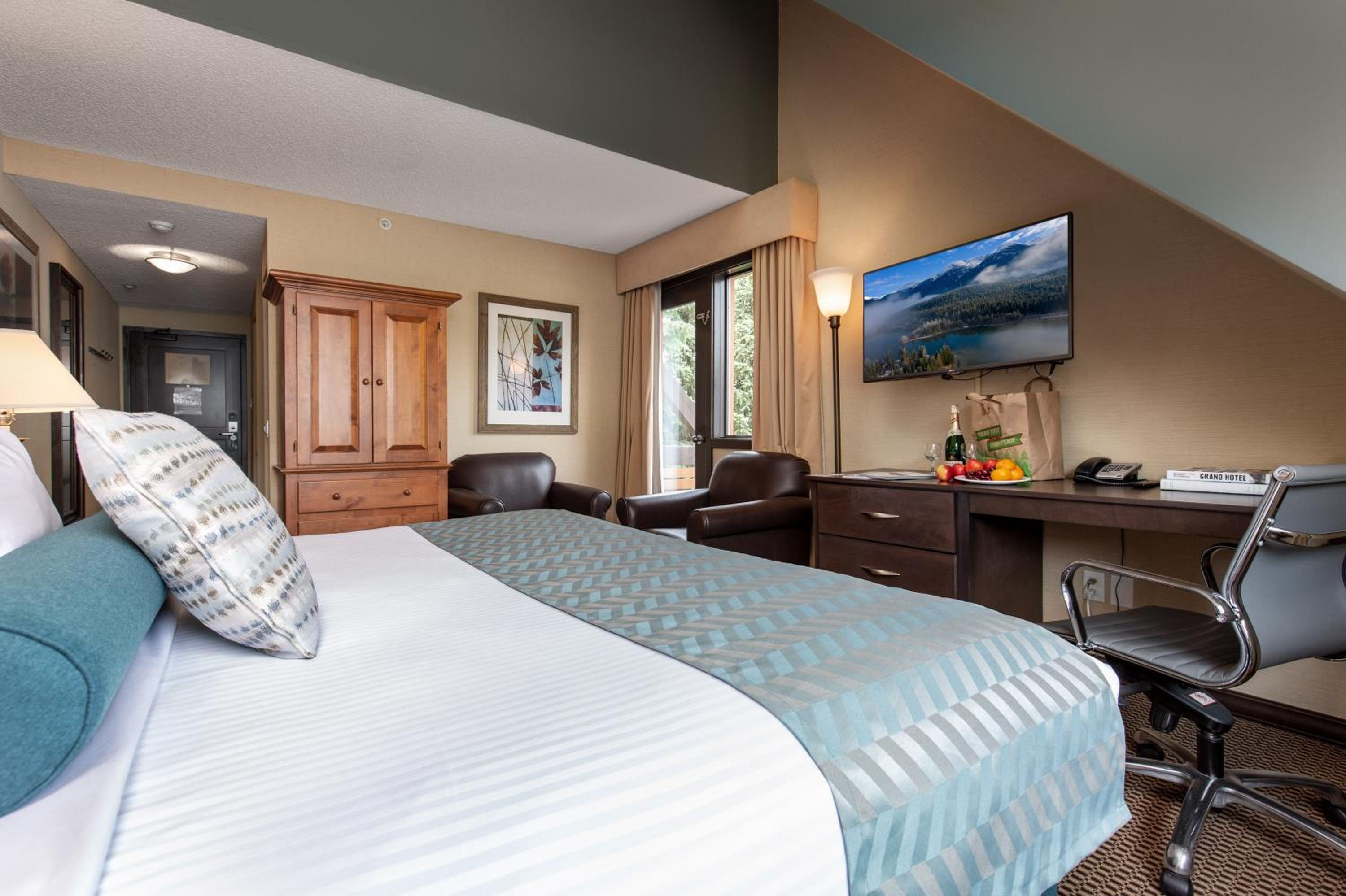 King Room with Balcony - Photo 3