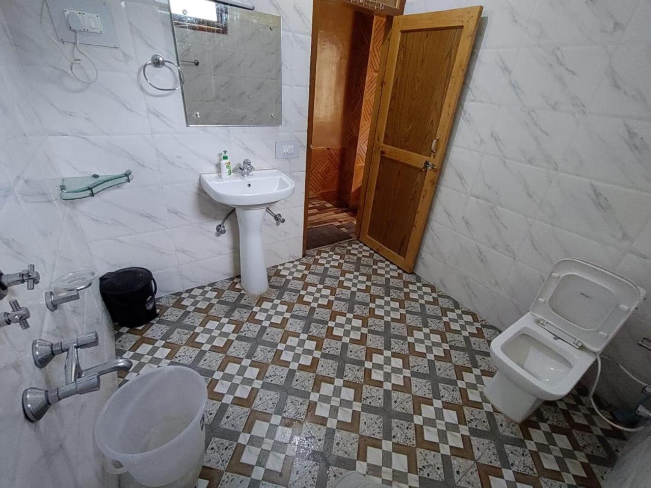 Deluxe King Suite photo 2