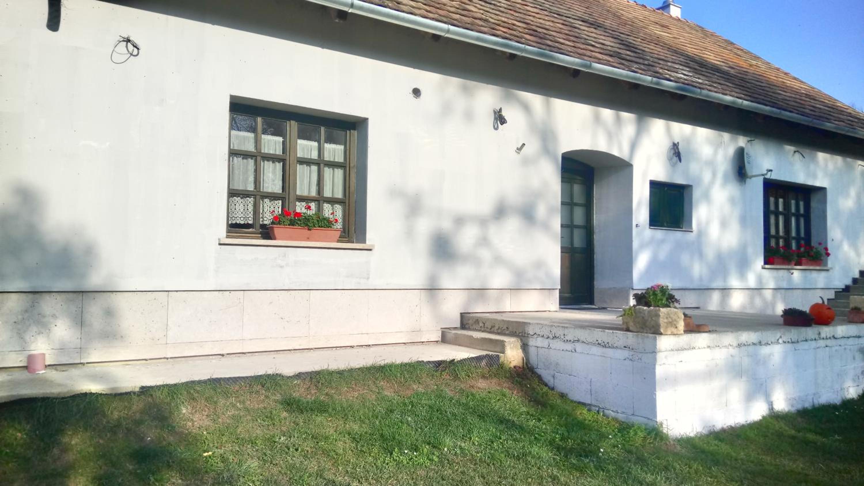 Three-Bedroom House photo 3