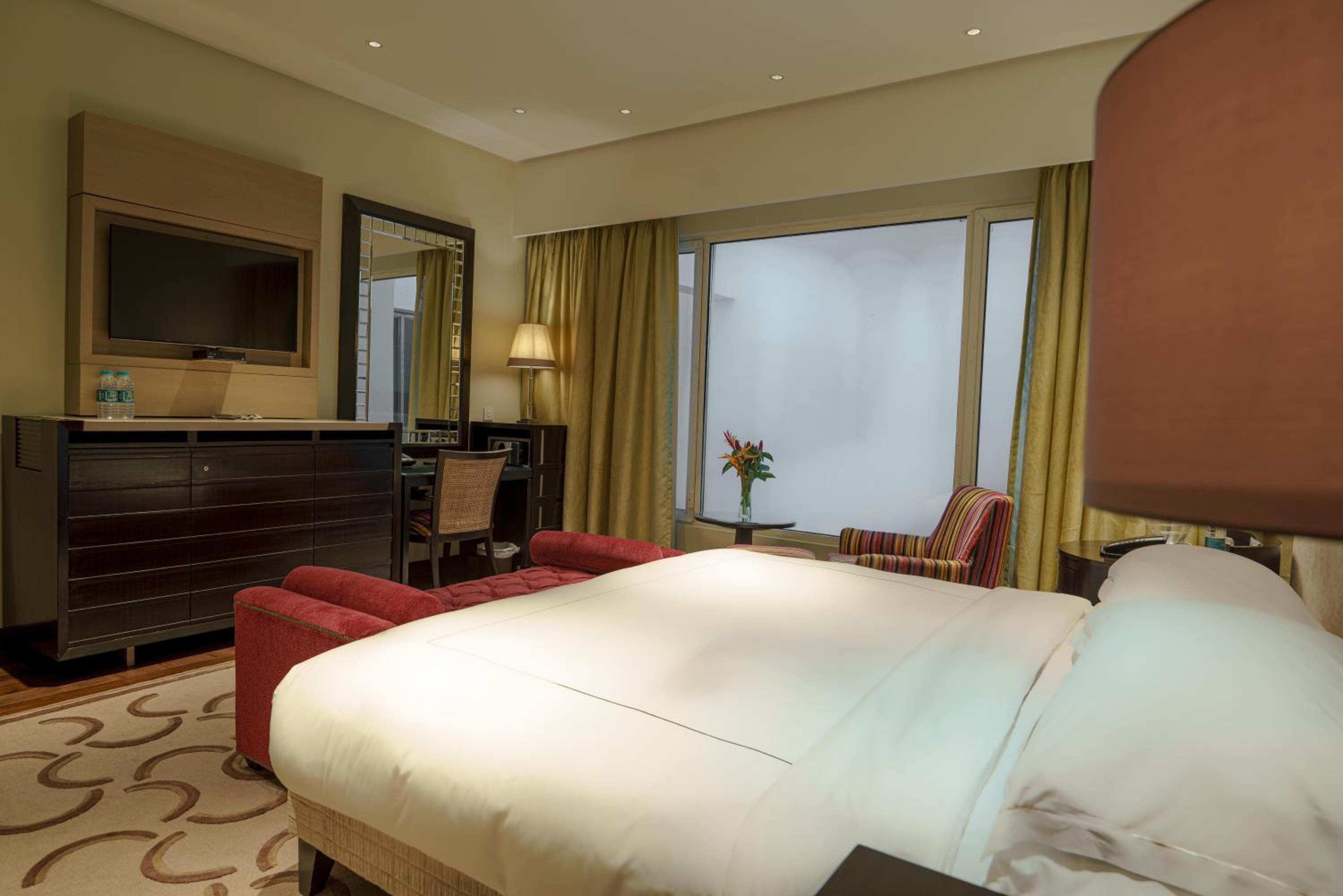 Luxury Room Facade View with Bathtub - Photo 7