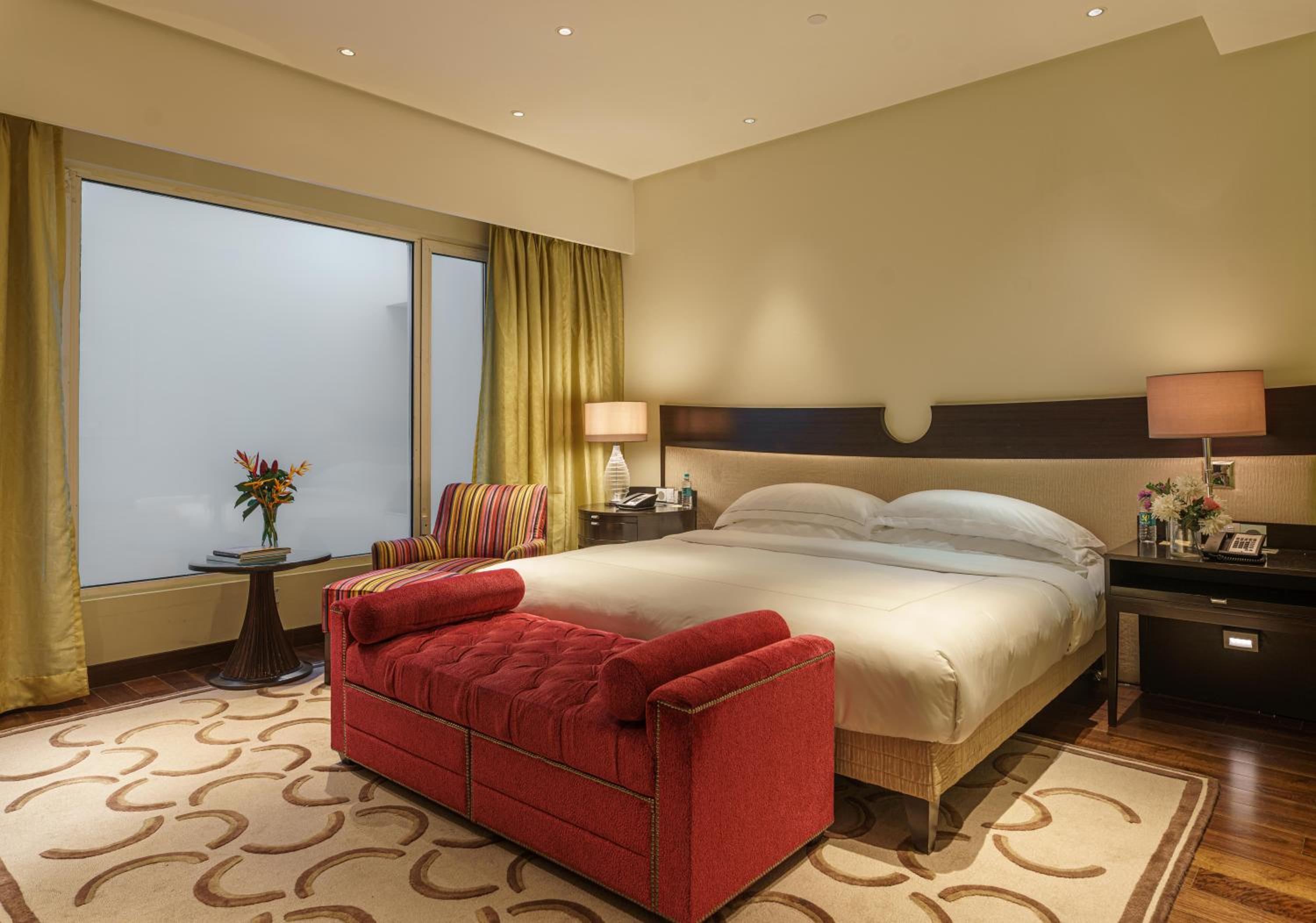 Luxury Room Facade View with Bathtub - Photo 6