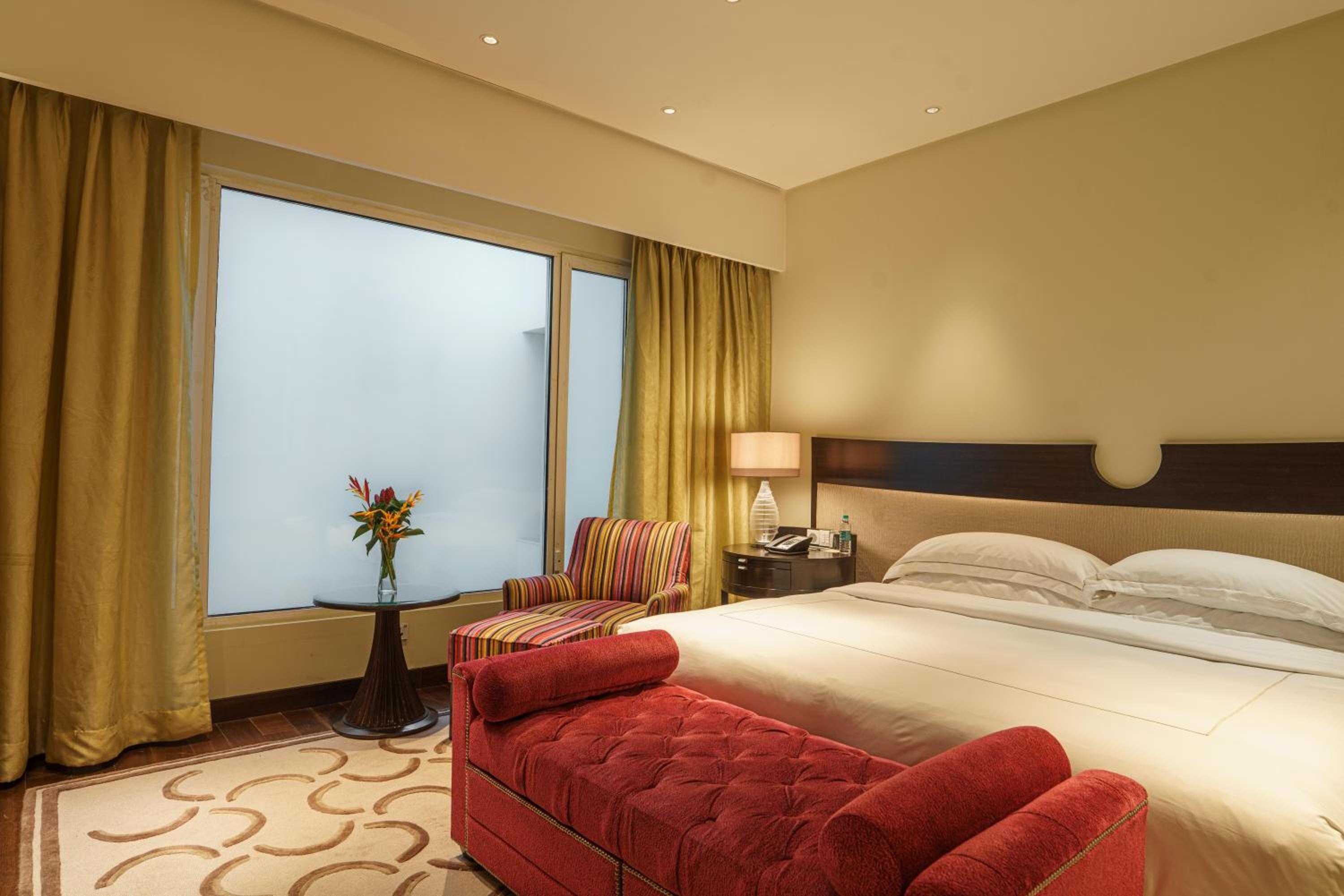 Luxury Room Facade View with Bathtub - Photo 1