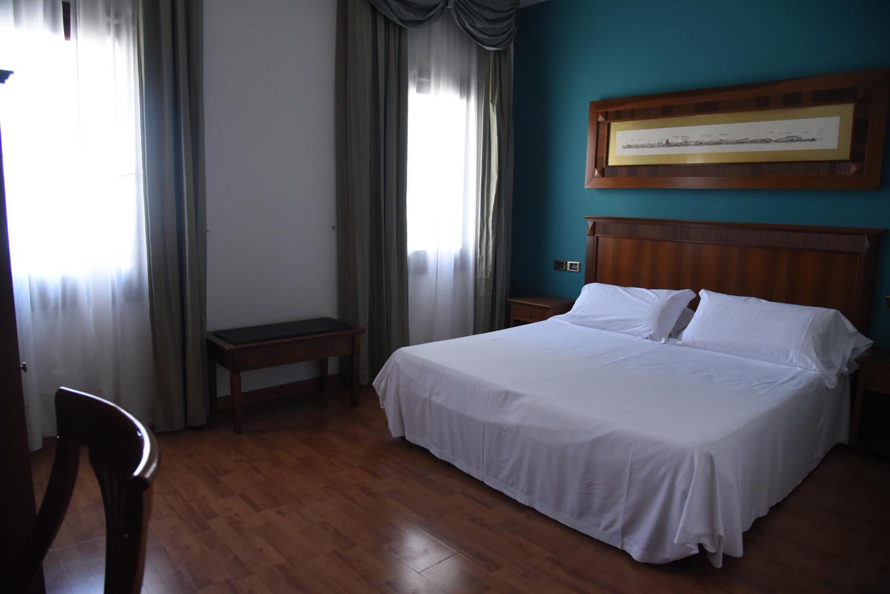 Standard Double or Twin Room - Photo 3