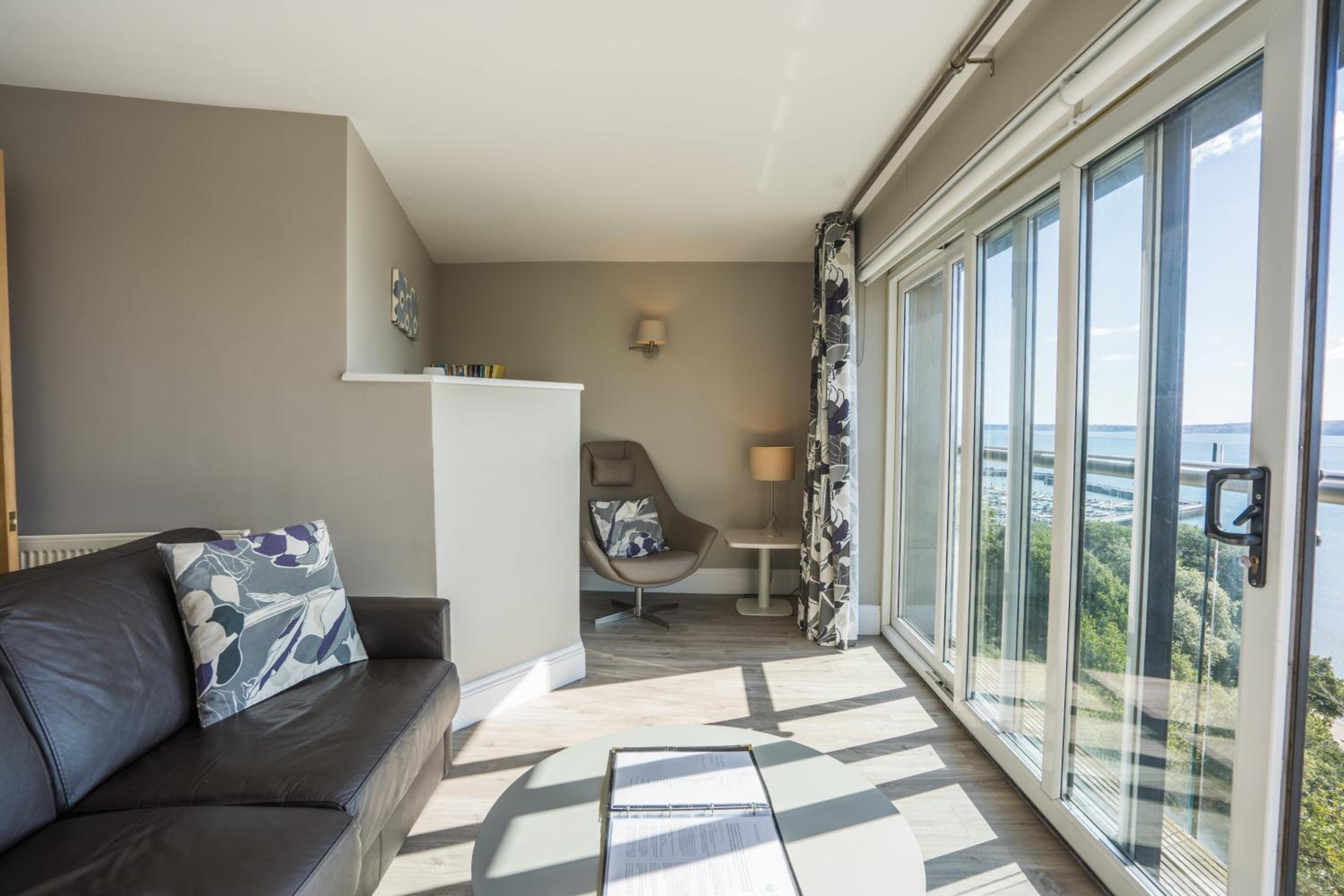 One-Bedroom Apartment with Sea View - 16