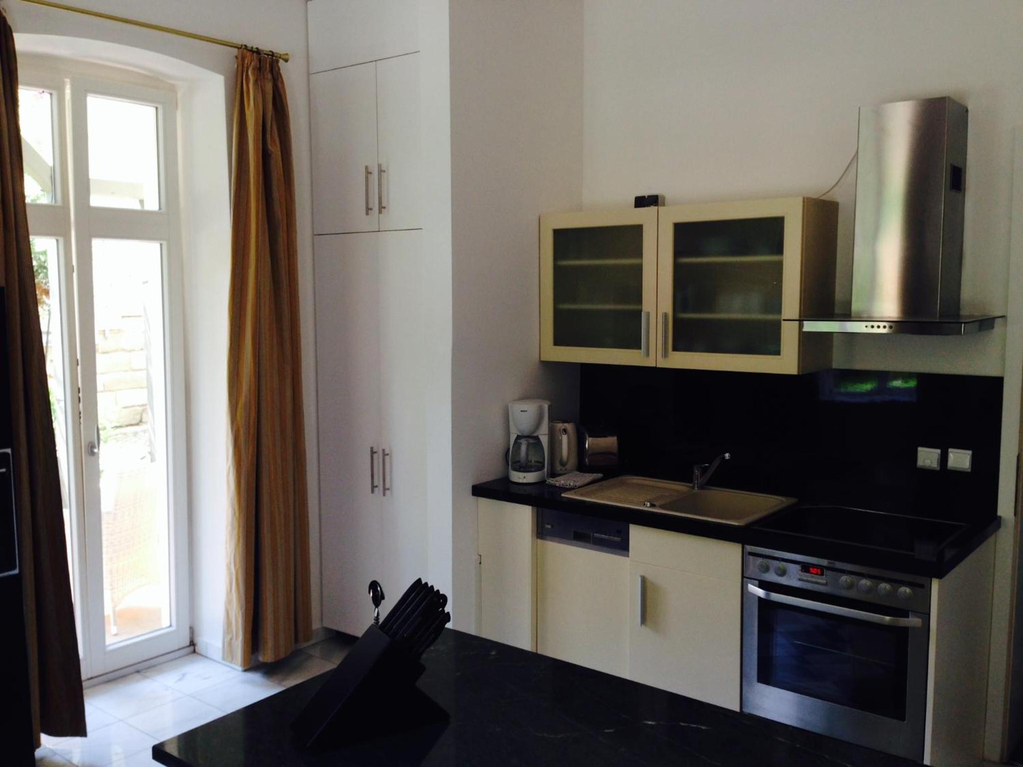 One-Bedroom Apartment with Bathtub - Photo 4