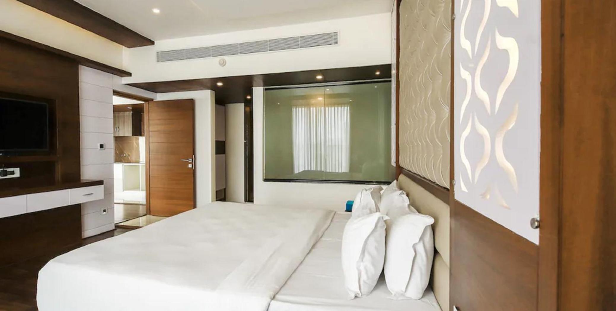 Club Room King Bed - Photo 8