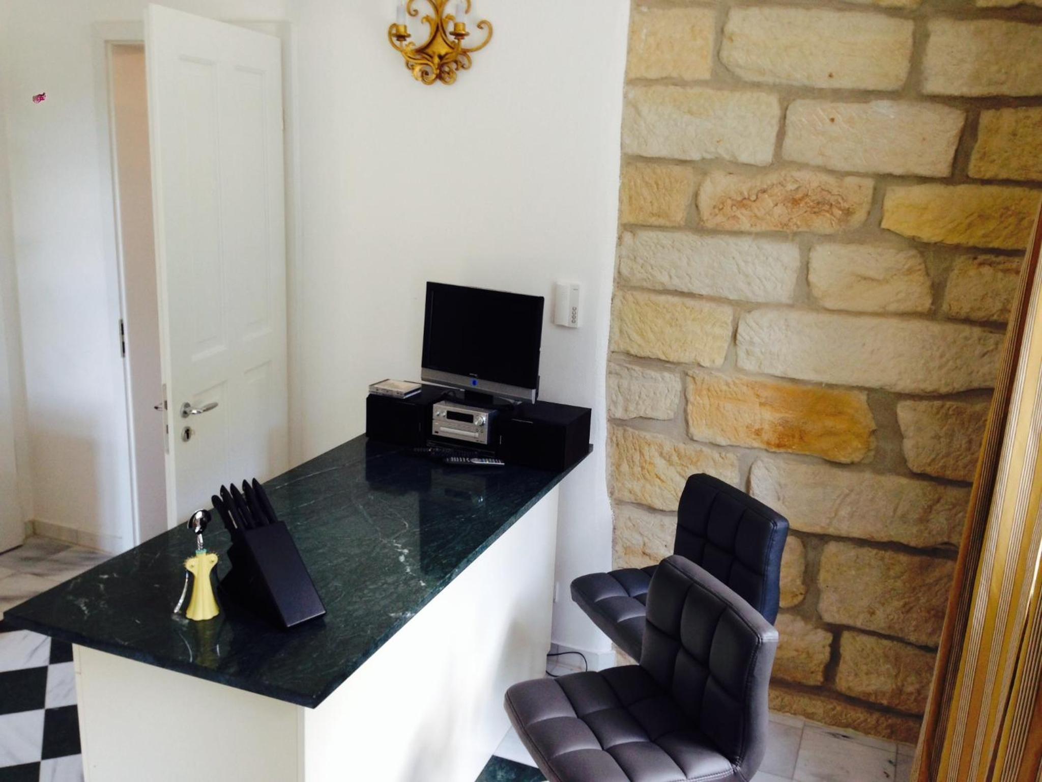 One-Bedroom Apartment with Bathtub - Photo 2