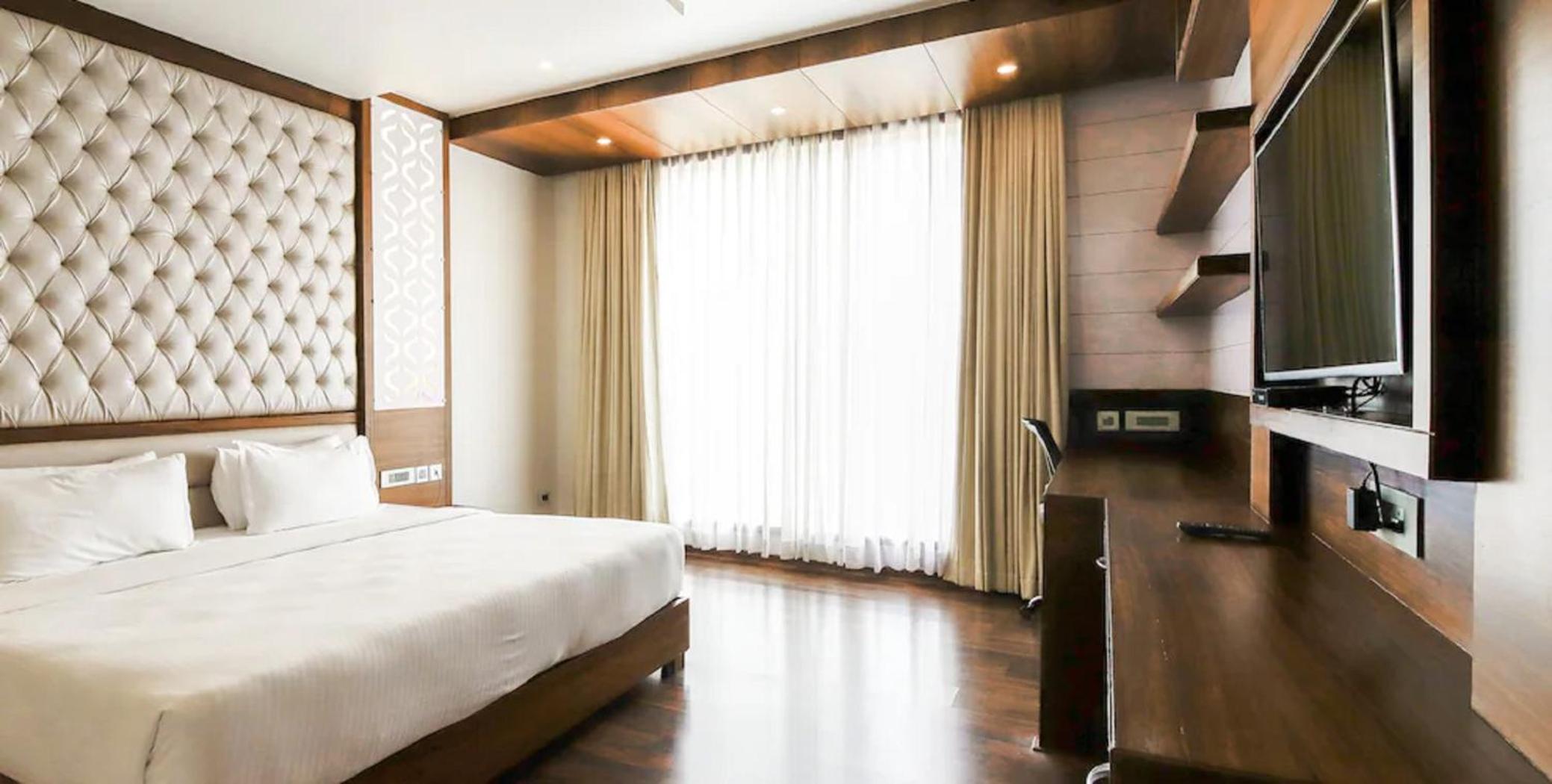 Club Room King Bed - Photo 11