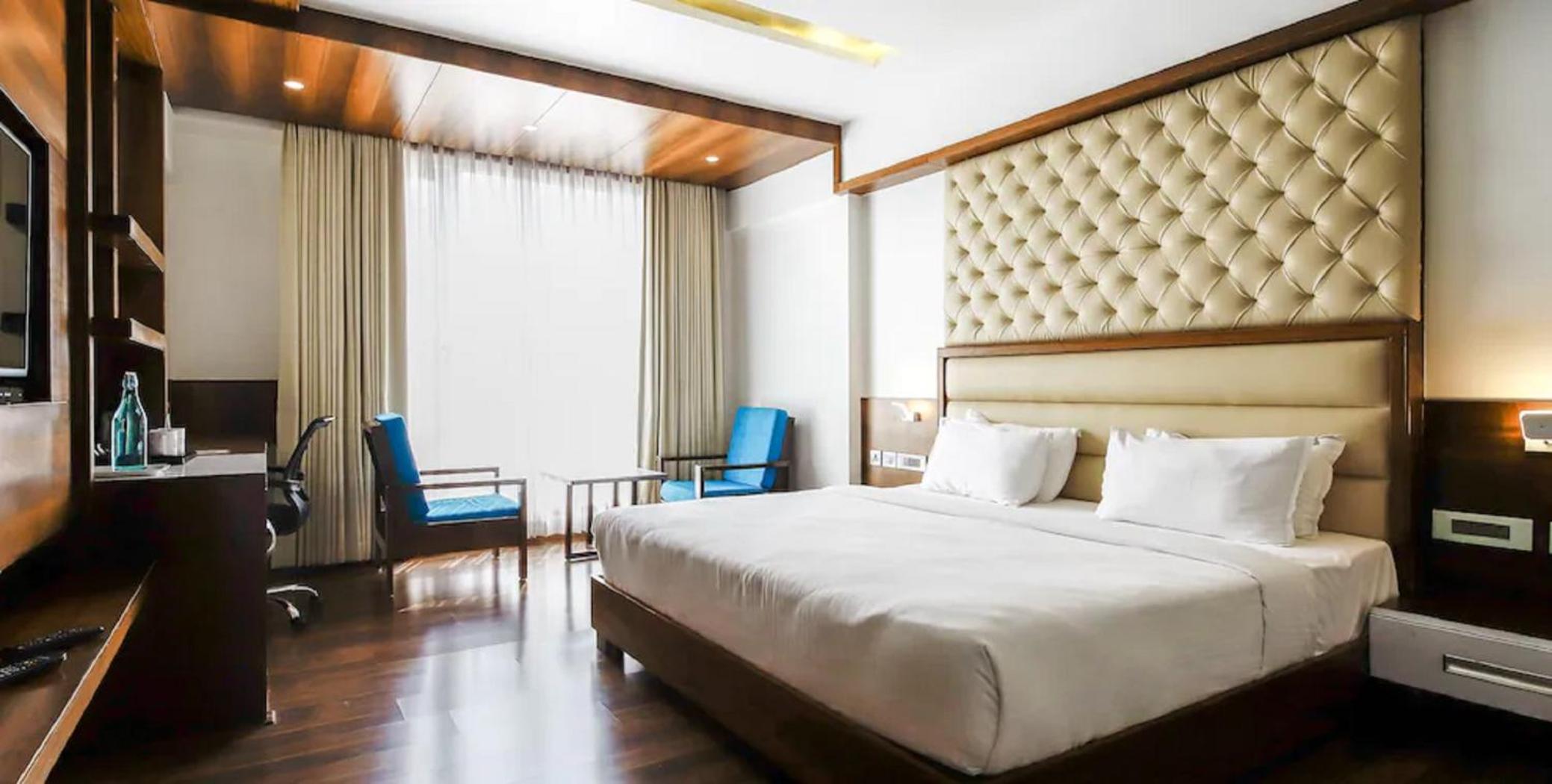 Deluxe King Room - Photo 9