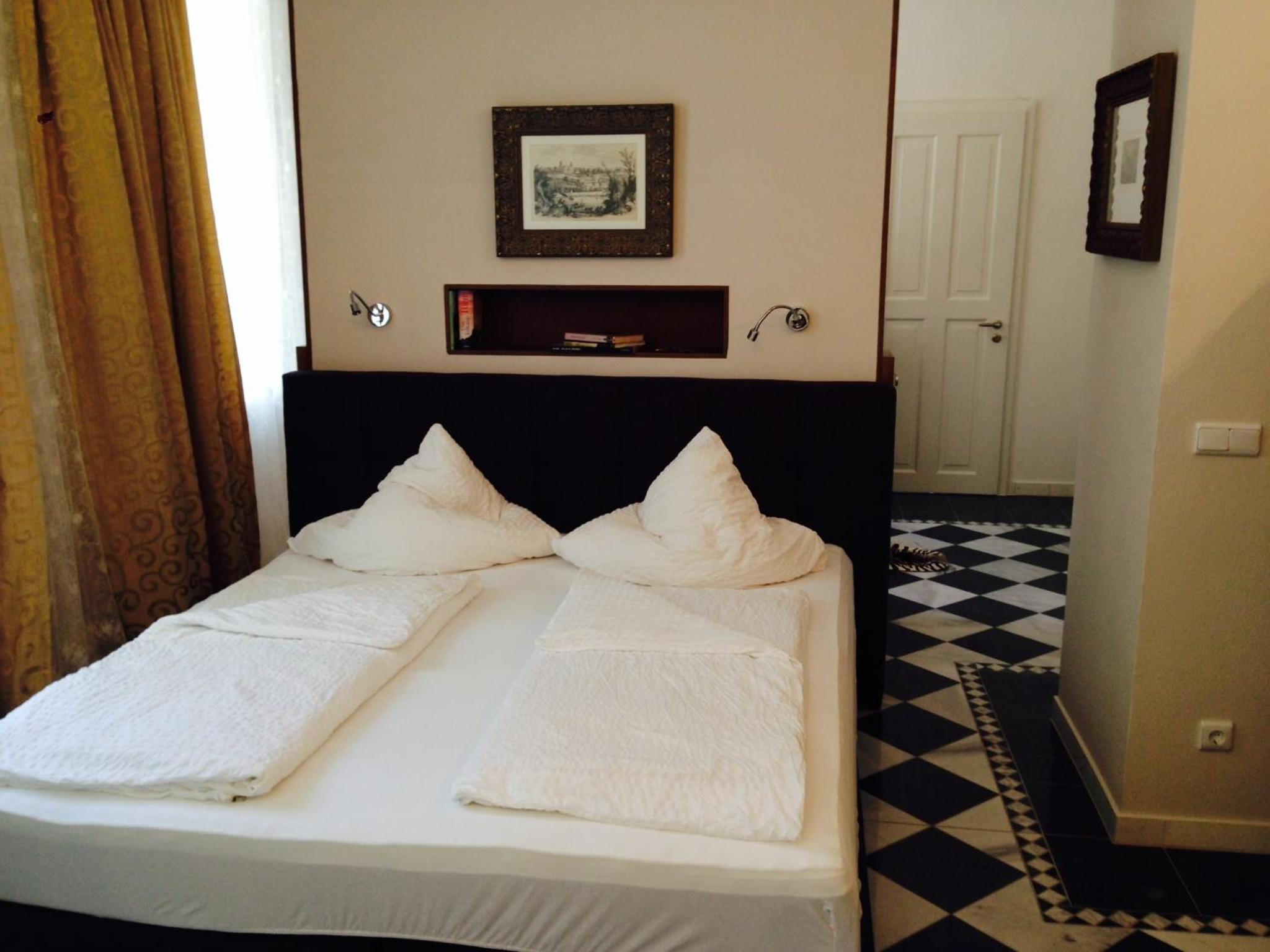 One-Bedroom Apartment with Bathtub - Photo 6