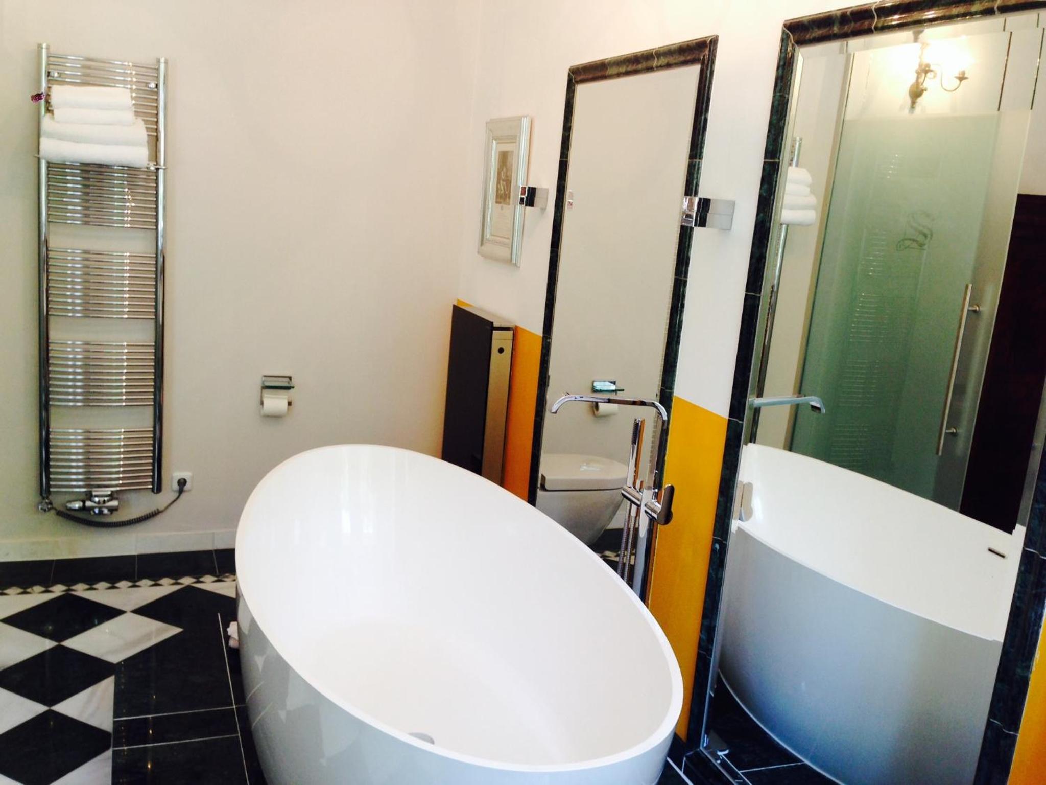 One-Bedroom Apartment with Bathtub - Photo 9