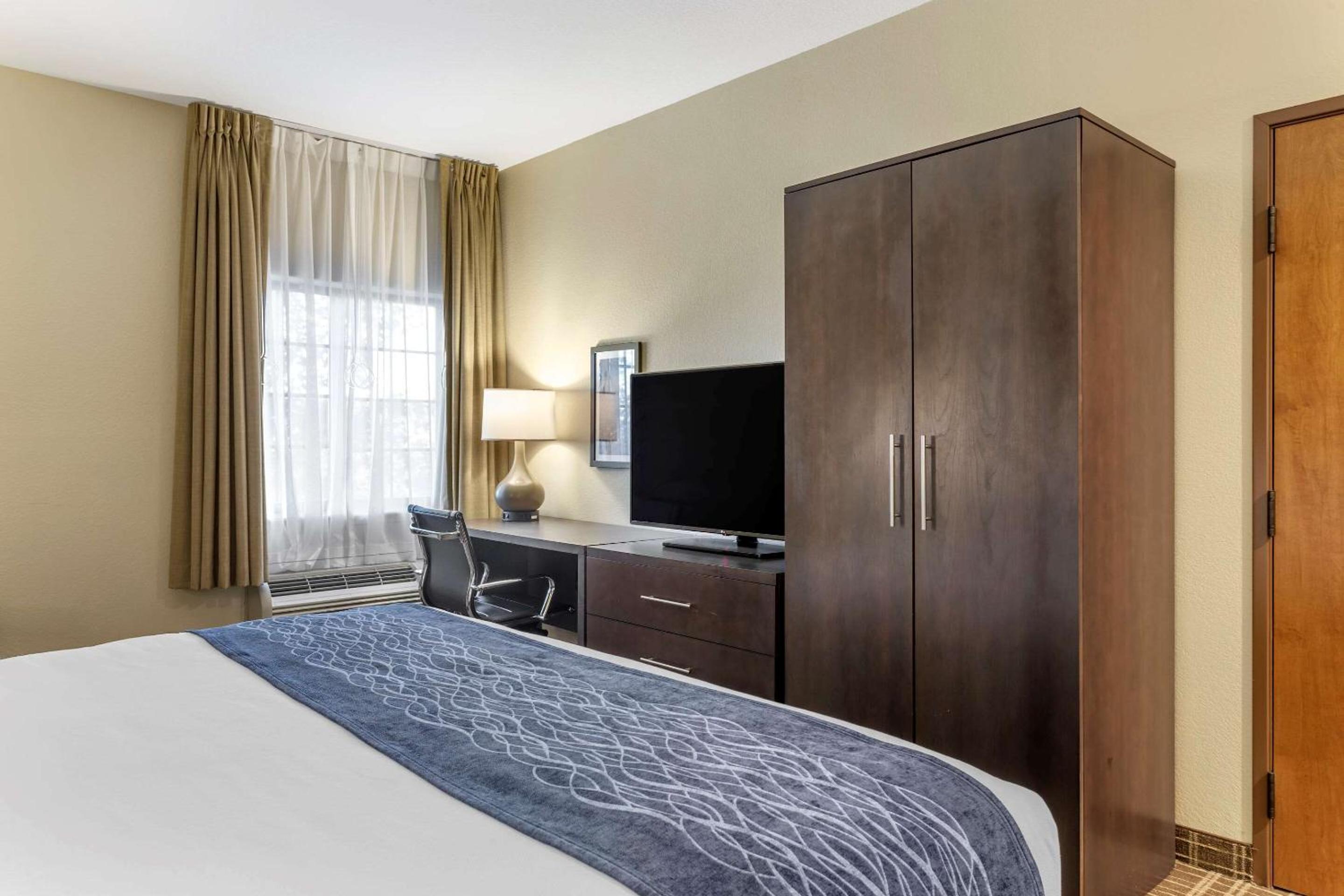 King Room - Non-Smoking - Photo 3