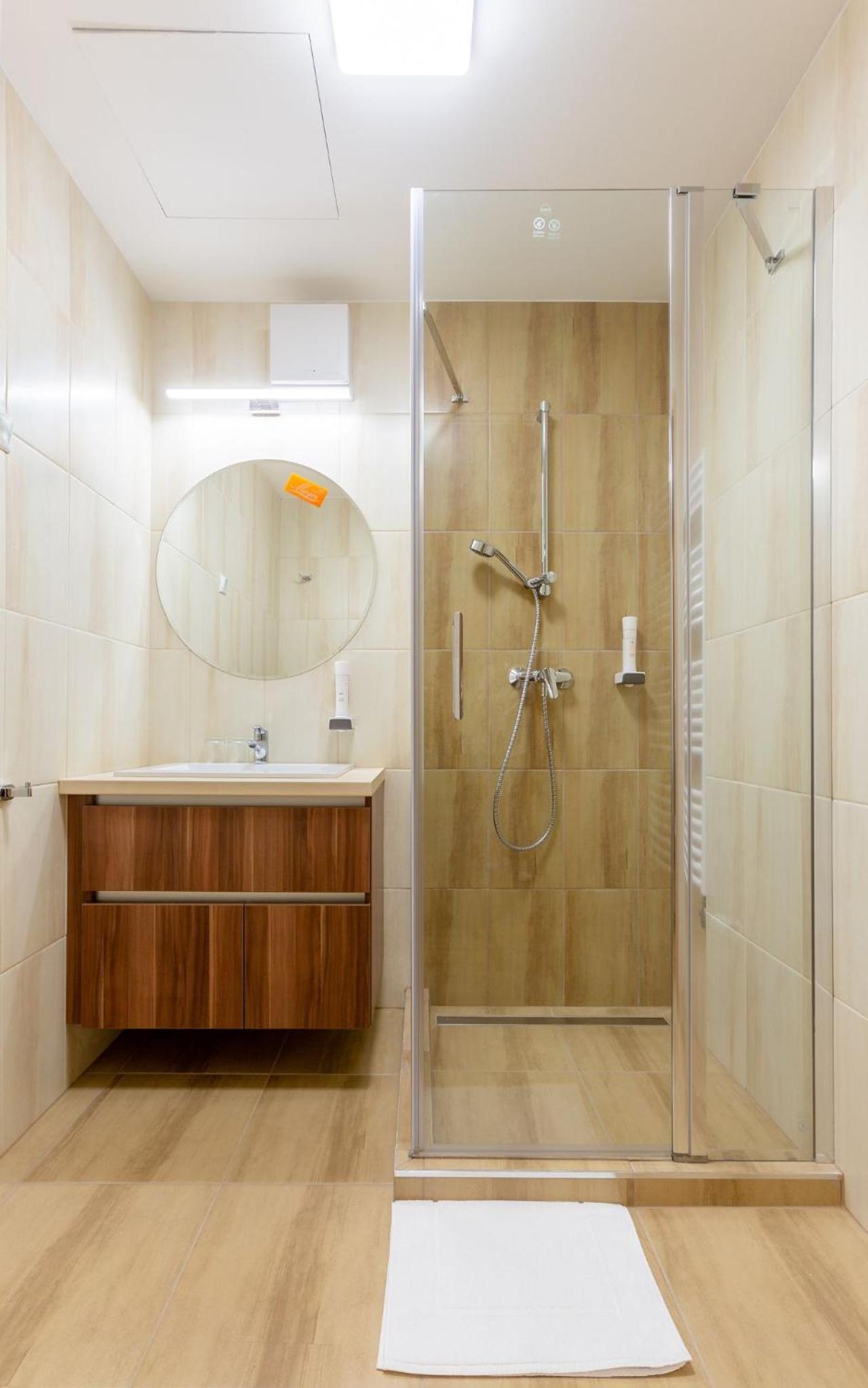 Standard Queen Room - Photo 11