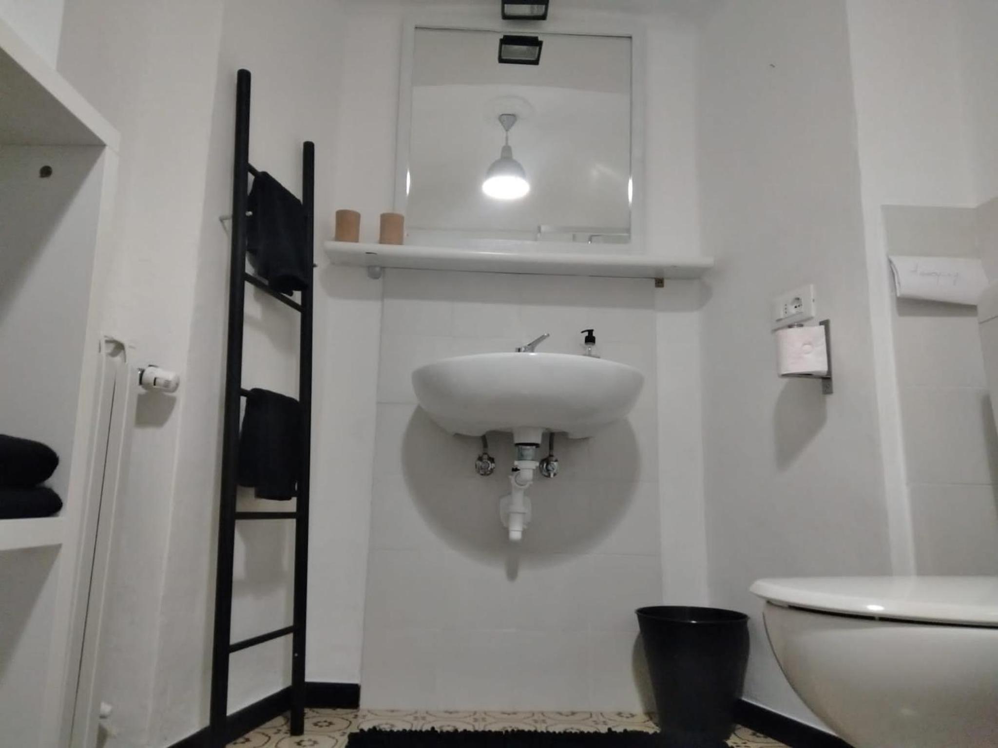 Double Room with Private Bathroom - Photo 4