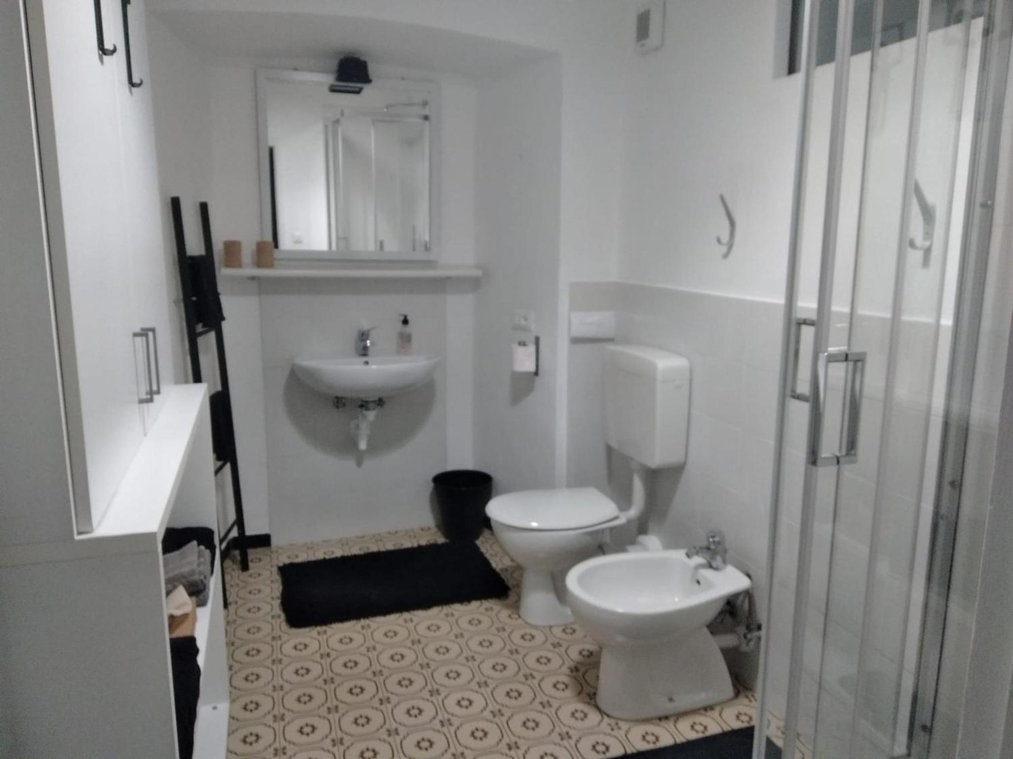 Double Room with Private Bathroom - Photo 3
