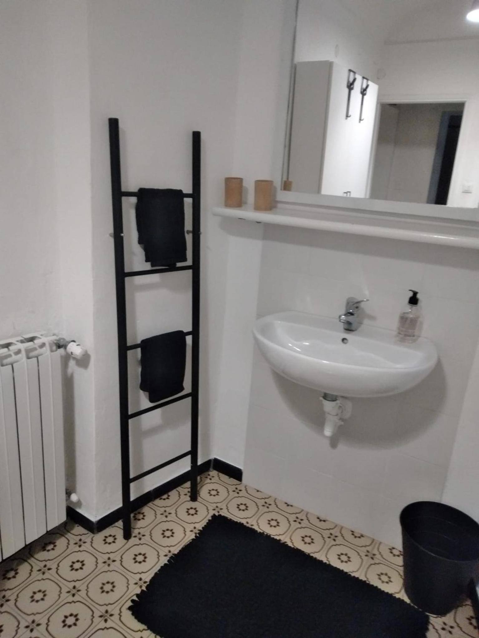 Double Room with Private Bathroom - Photo 6