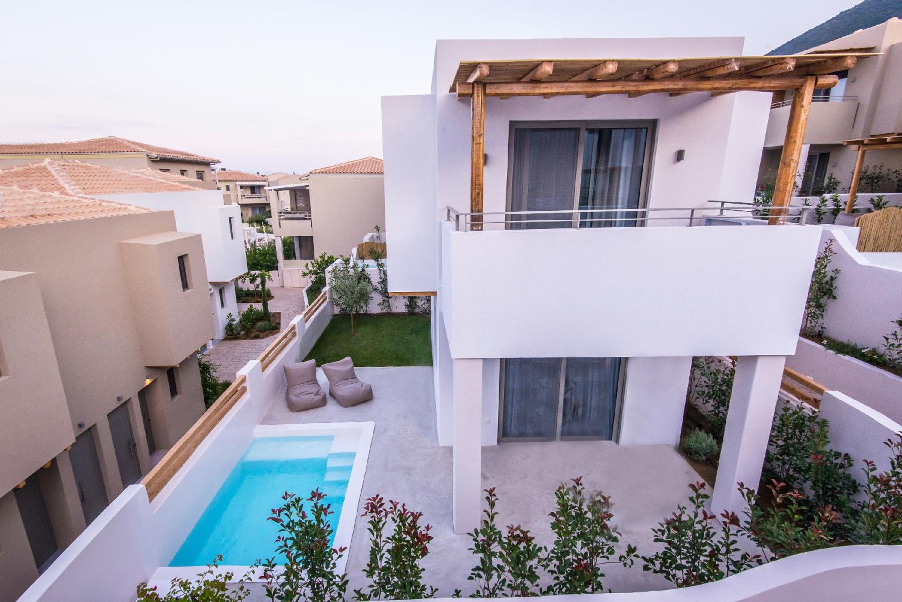 Elegant Double with Private Pool - Photo 4