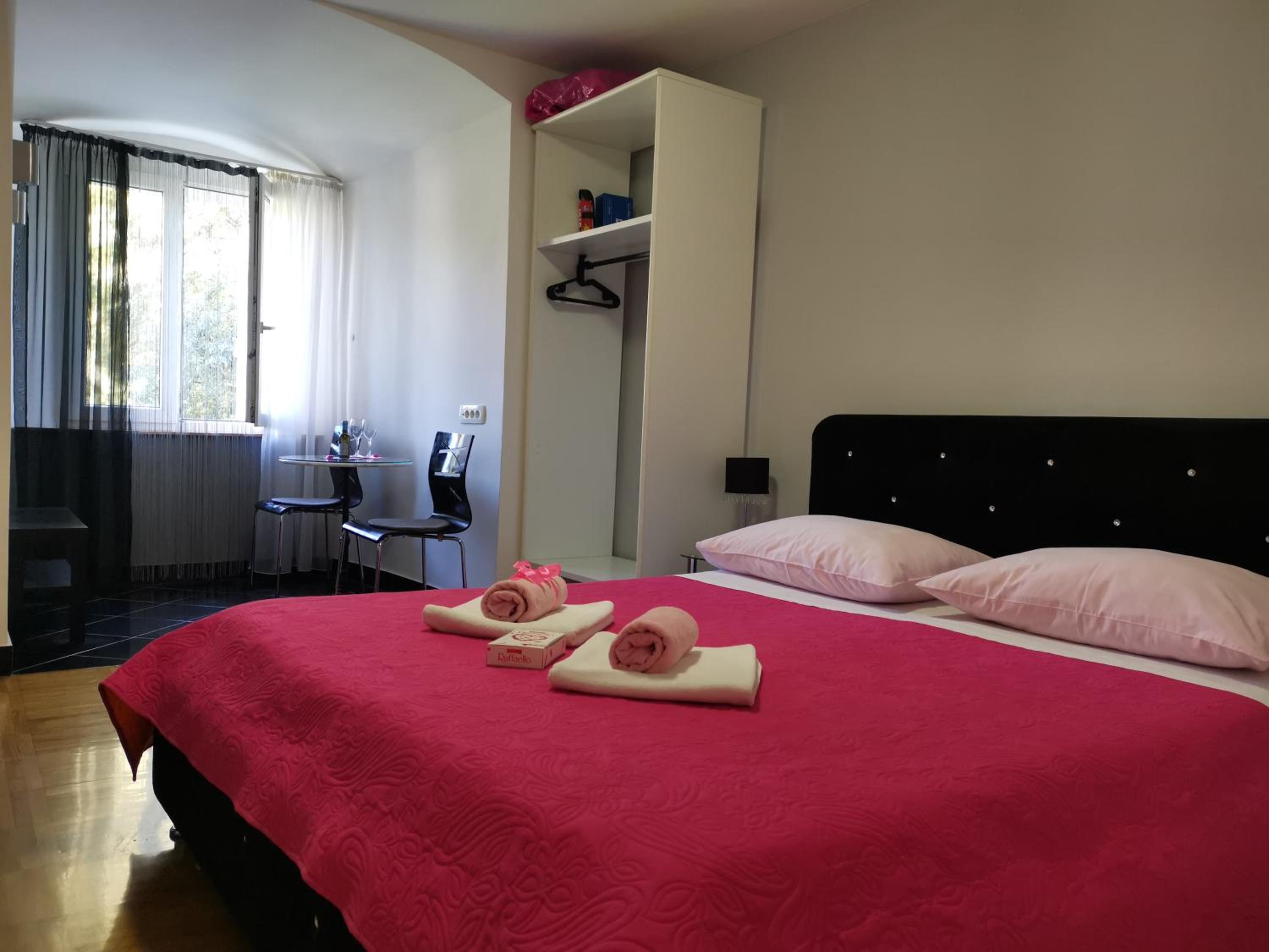Double Room with Private Bathroom - Photo 1
