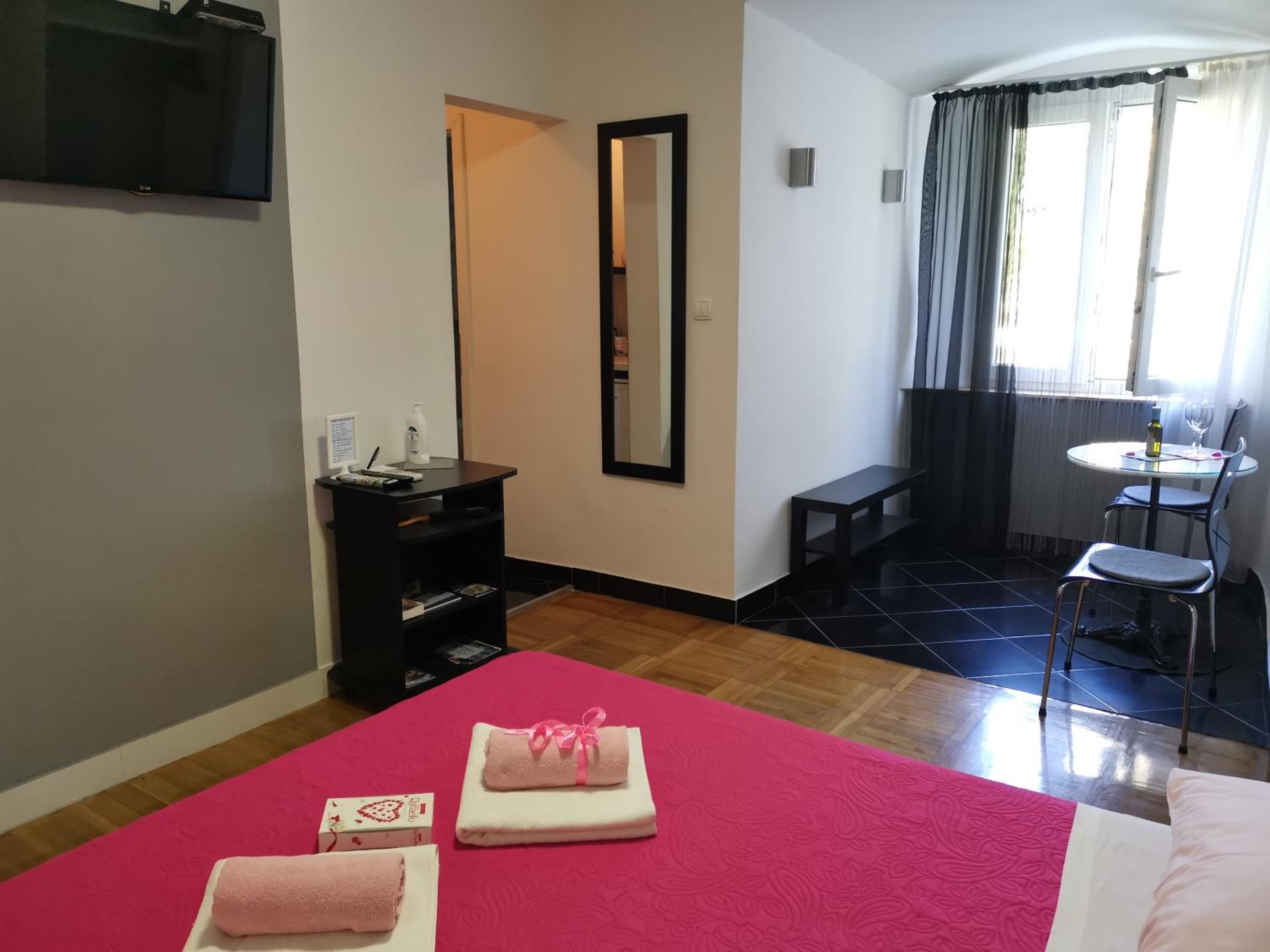 Double Room with Private Bathroom - Photo 2