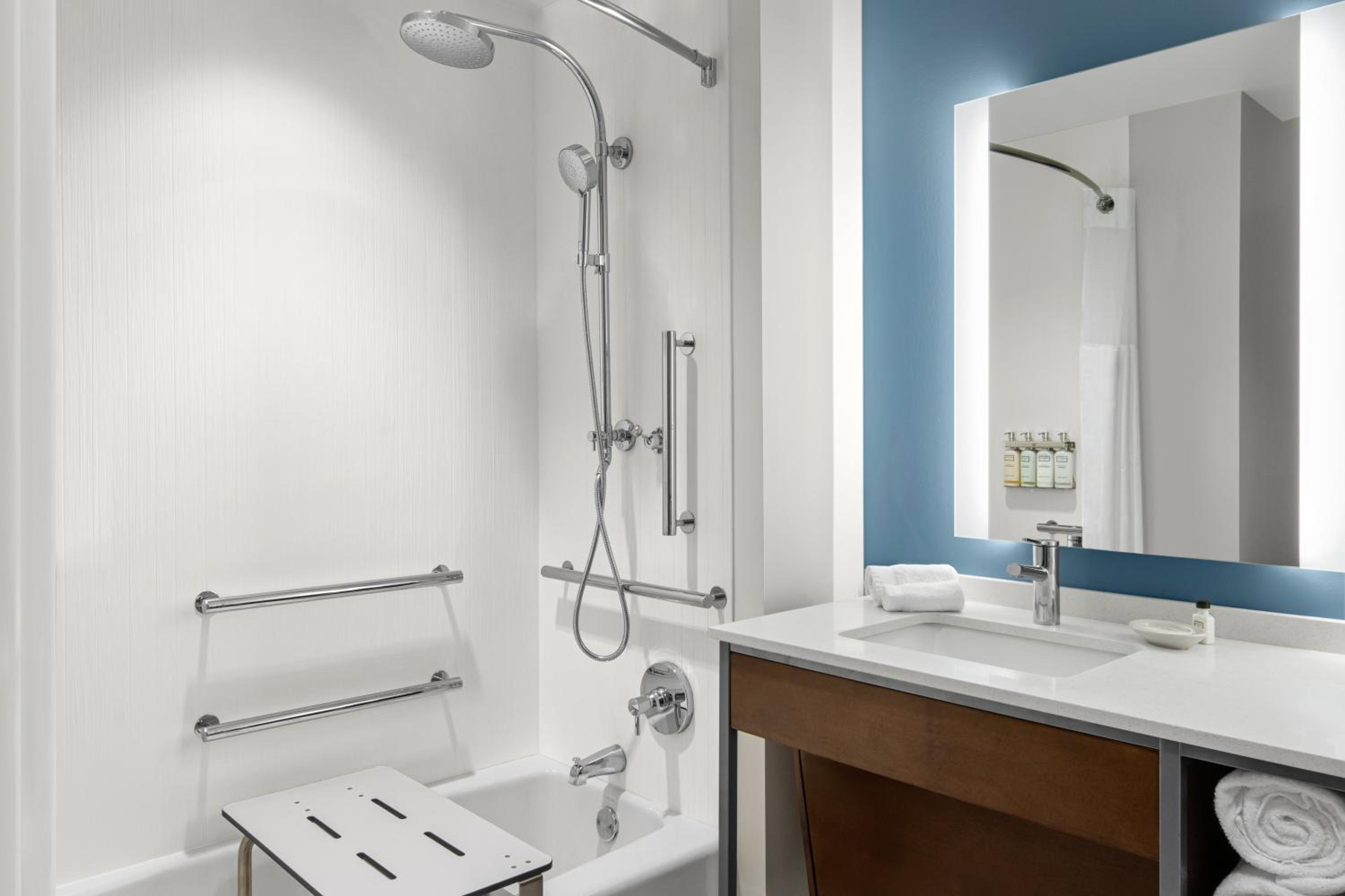 Standard Queen Room with Two Queen Beds and Mobility Accessible Tub - Photo 2