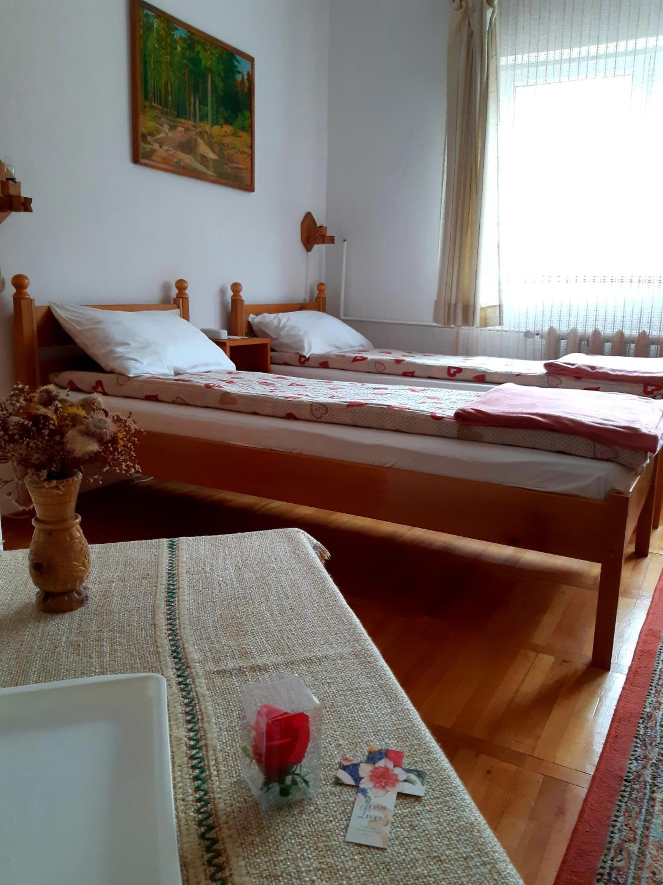Family Room with Garden View - Photo 2