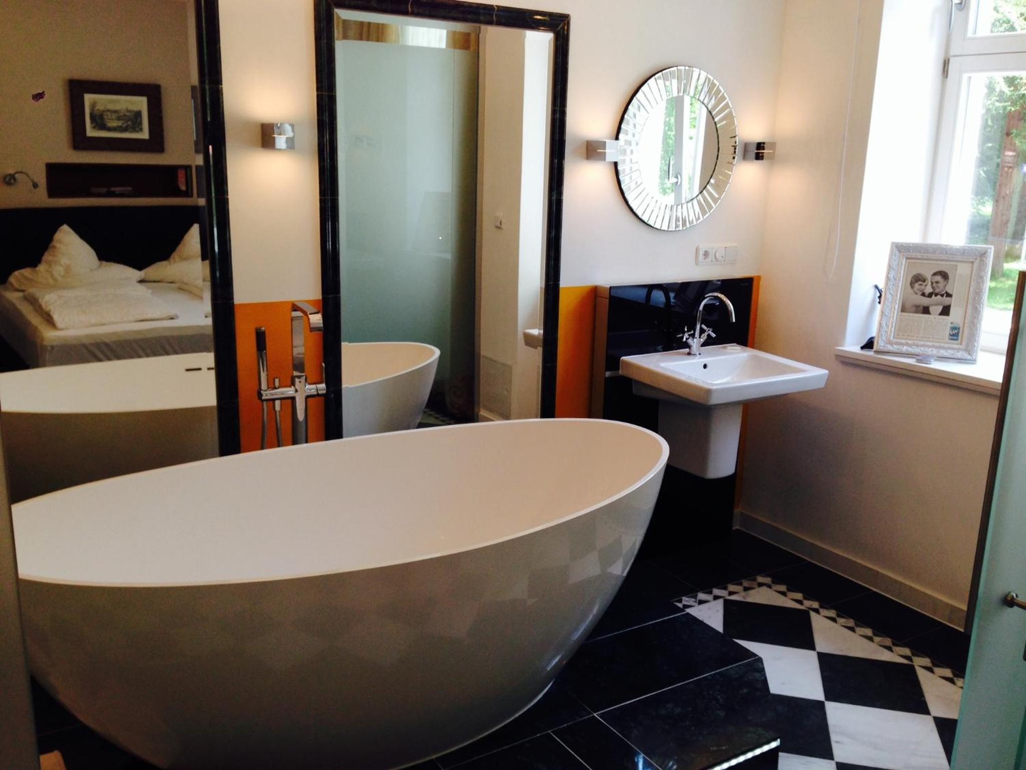One-Bedroom Apartment with Bathtub - Photo 10