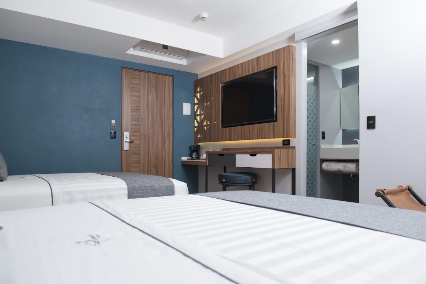 Deluxe Double Room - Photo 9