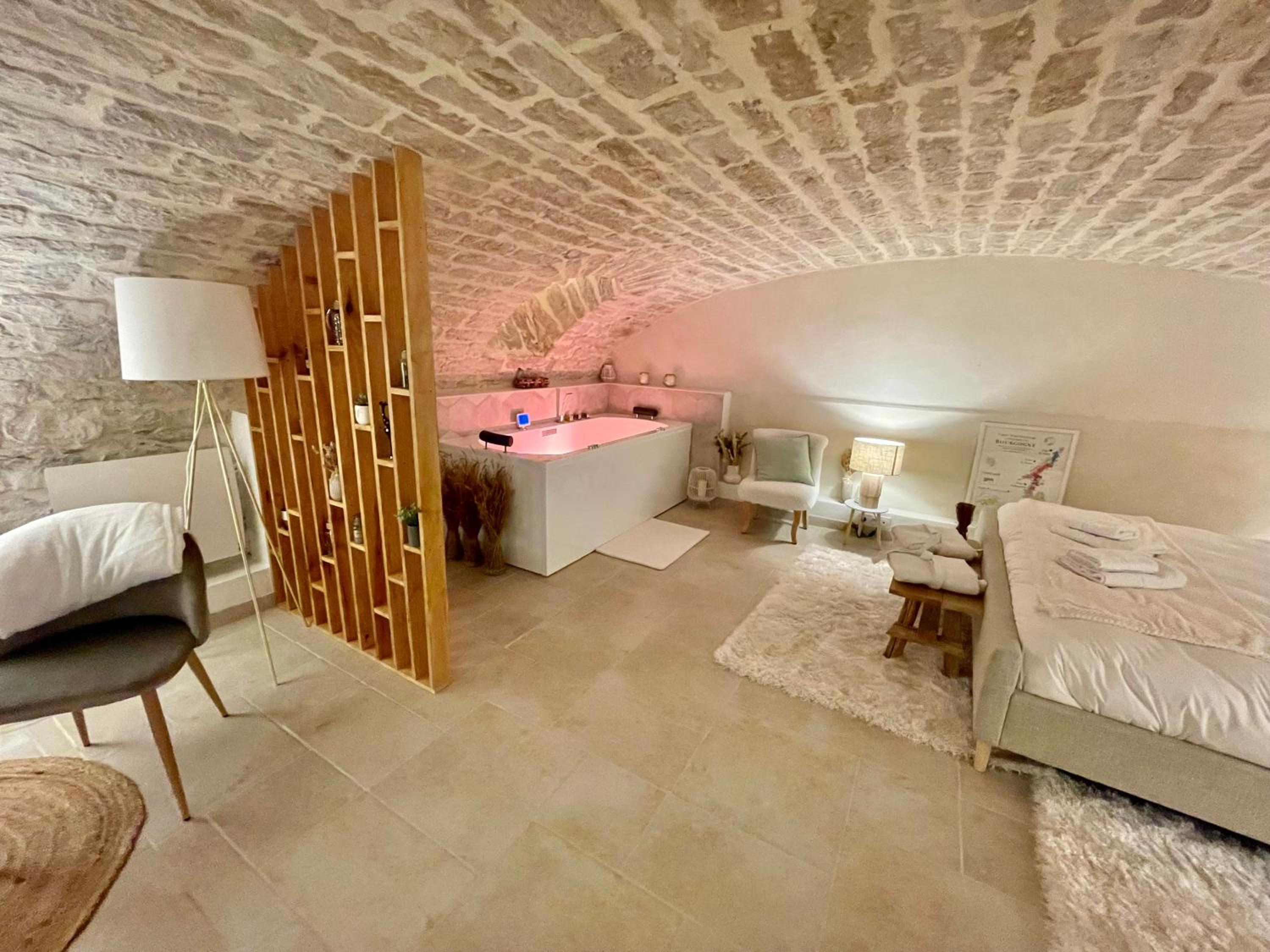 King Suite with Spa Bath - Photo 4