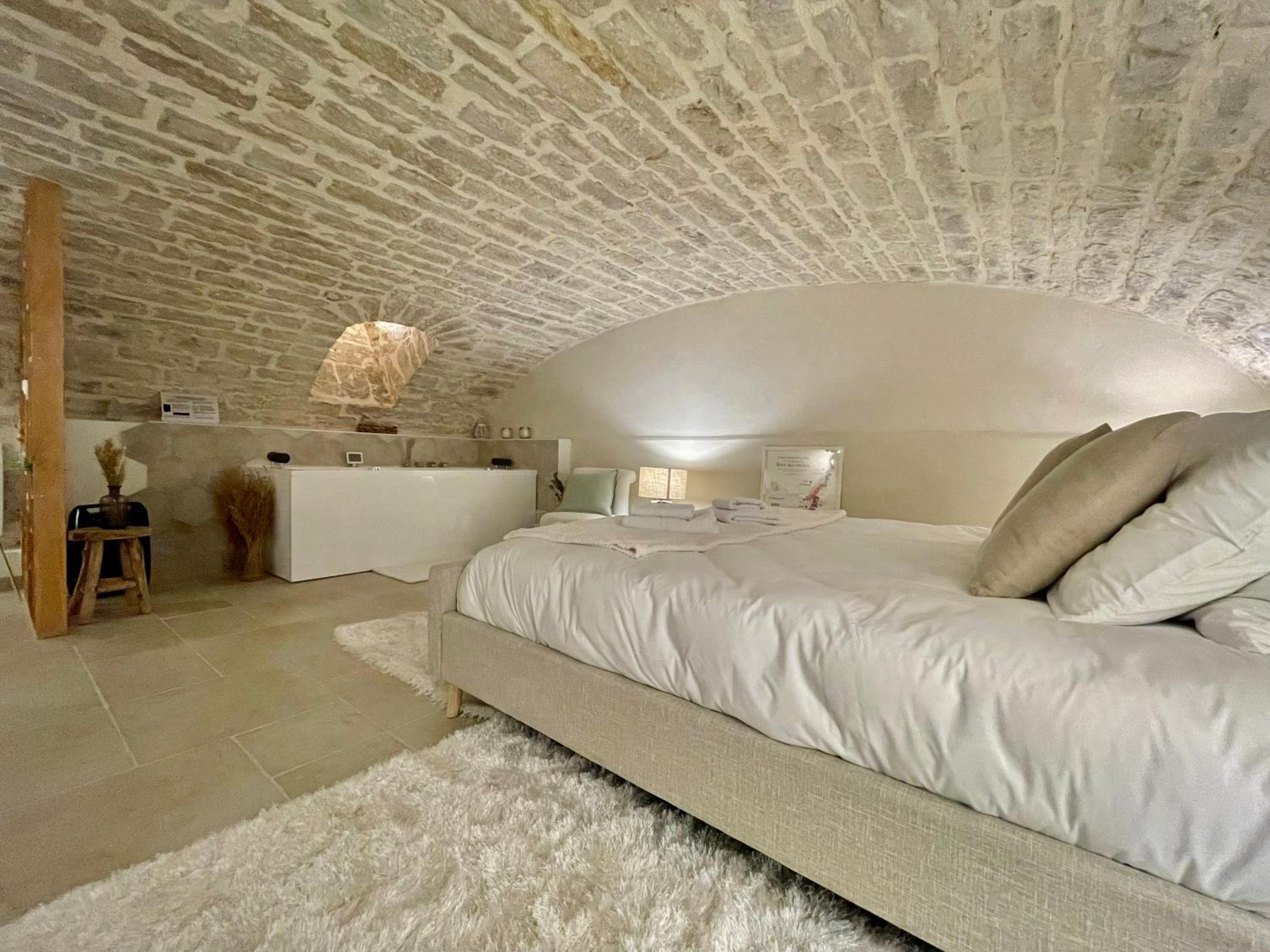 King Suite with Spa Bath - Photo 3
