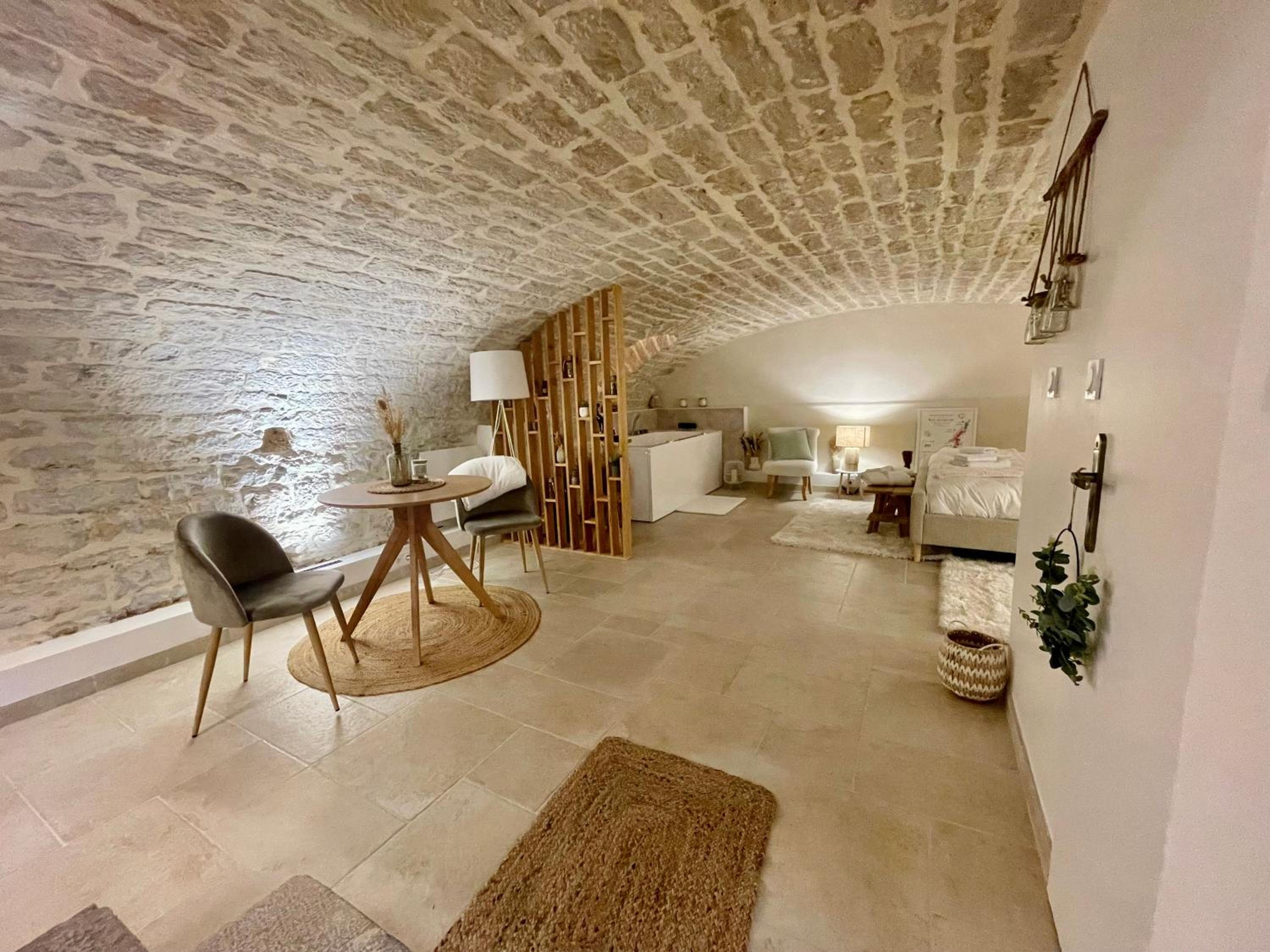 King Suite with Spa Bath - Photo 6
