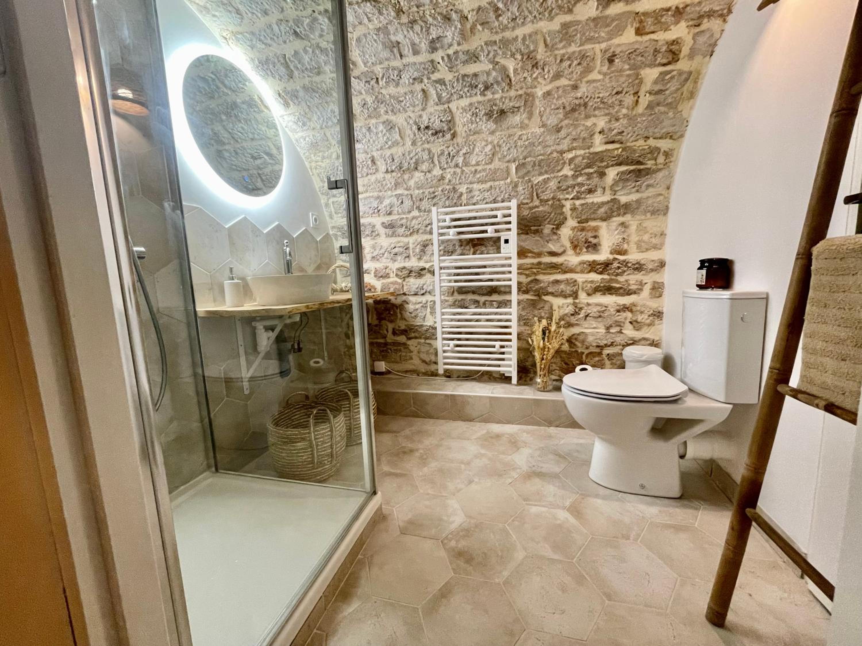 King Suite with Spa Bath - Photo 9