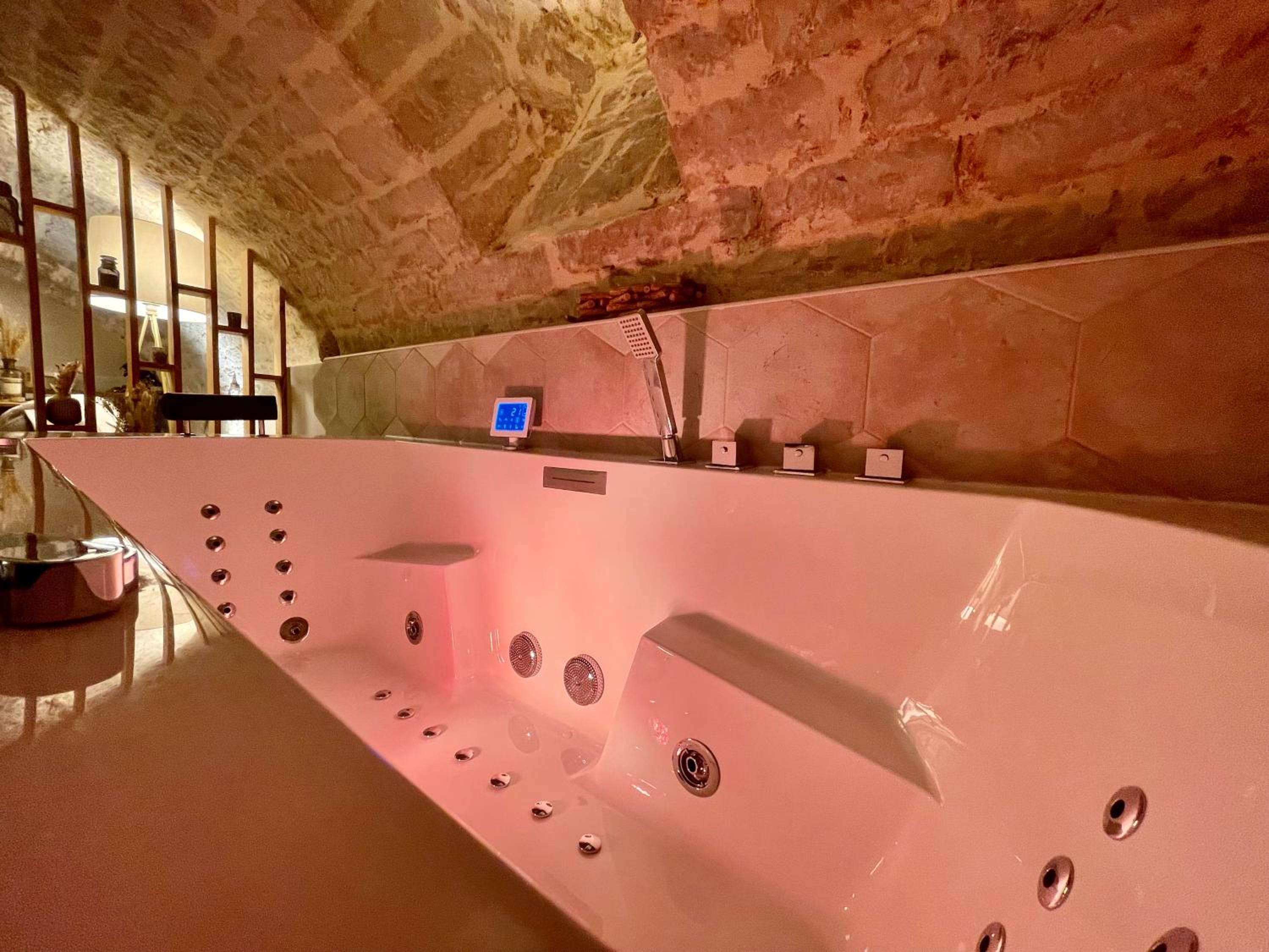 King Suite with Spa Bath - Photo 15