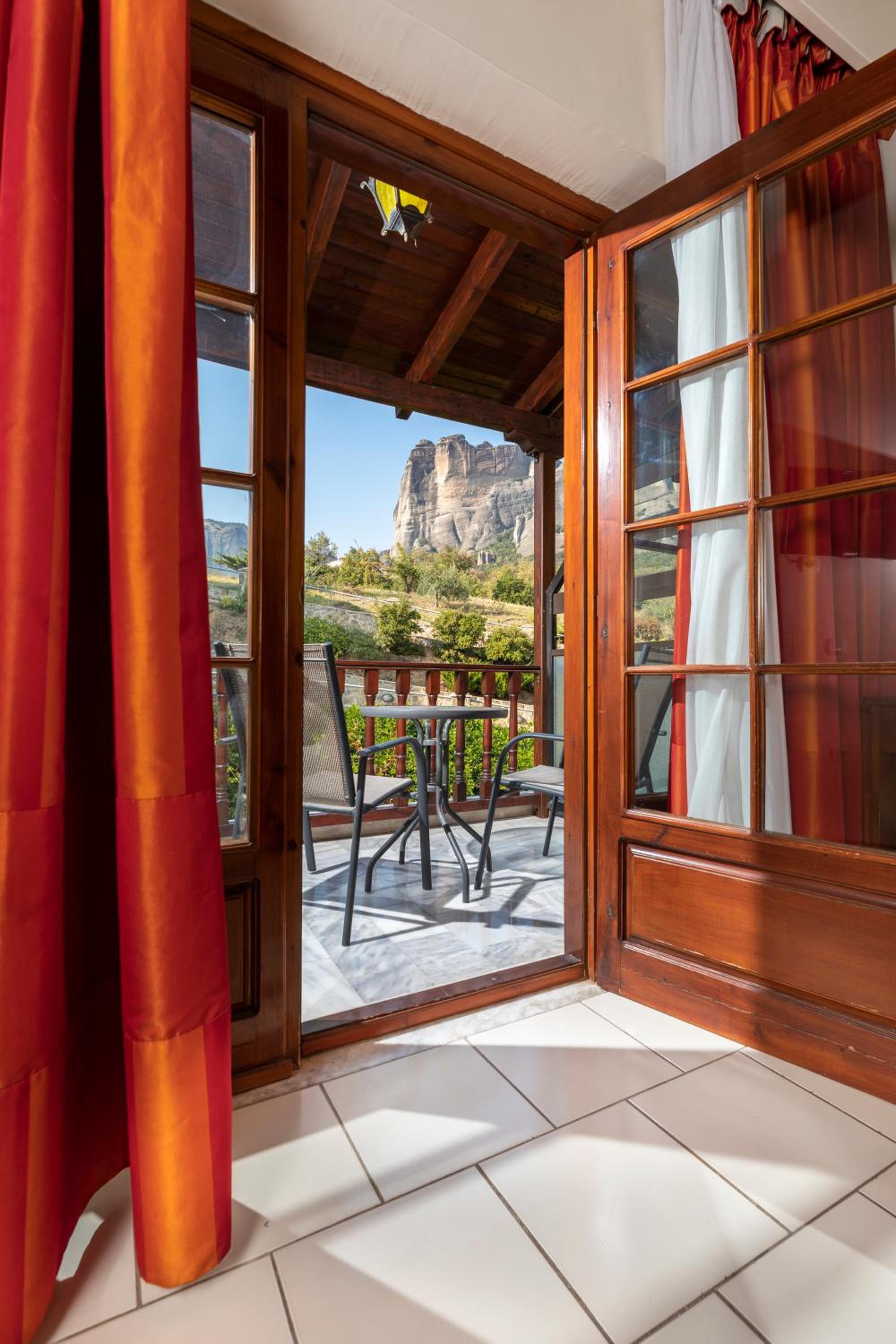 Standard Twin/Double Room with Meteora View - Photo 9