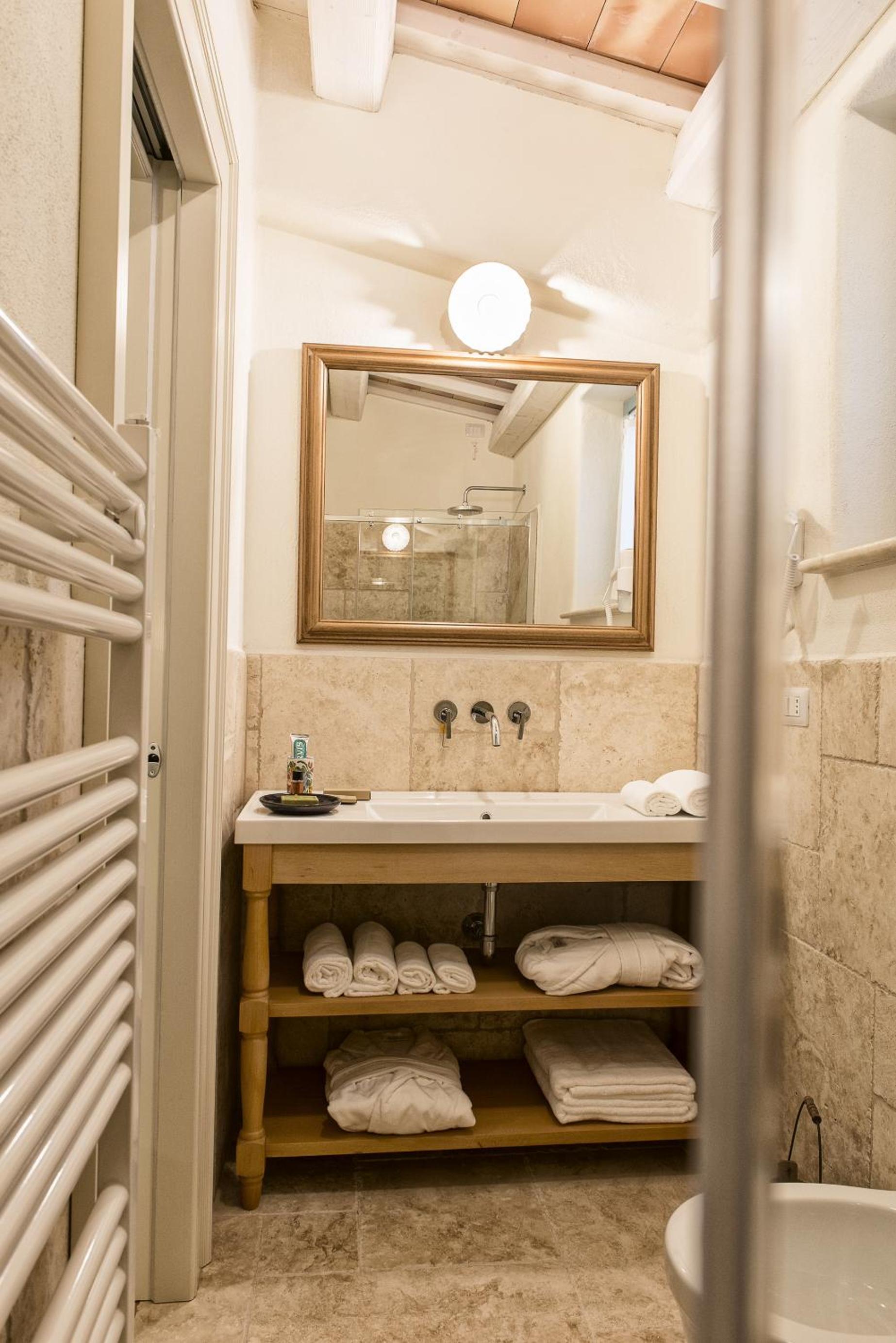 Double Room with Balcony and Sea View - Photo 5