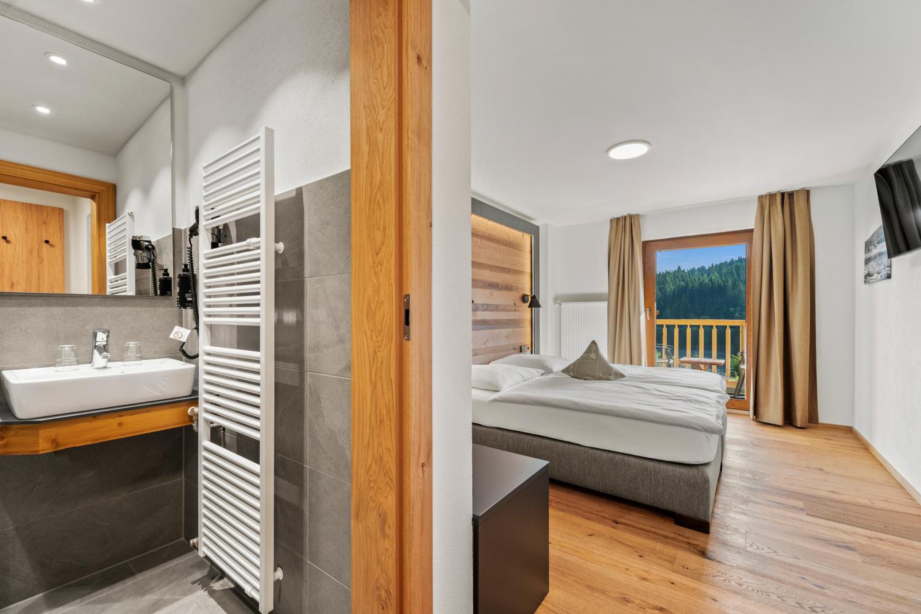 Small Double Room with Lake View - Photo 6