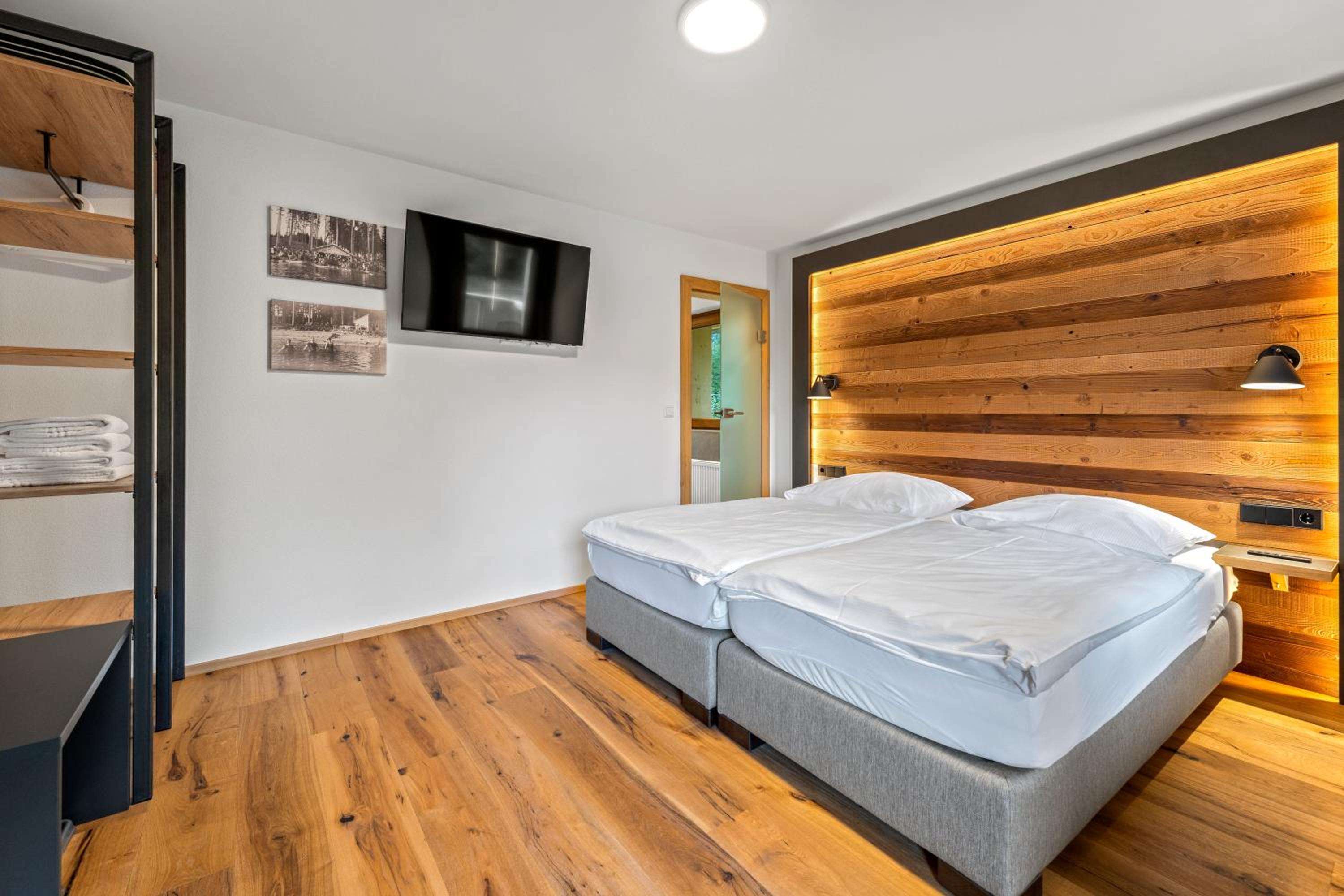 Small Double Room with Lake View - Photo 1