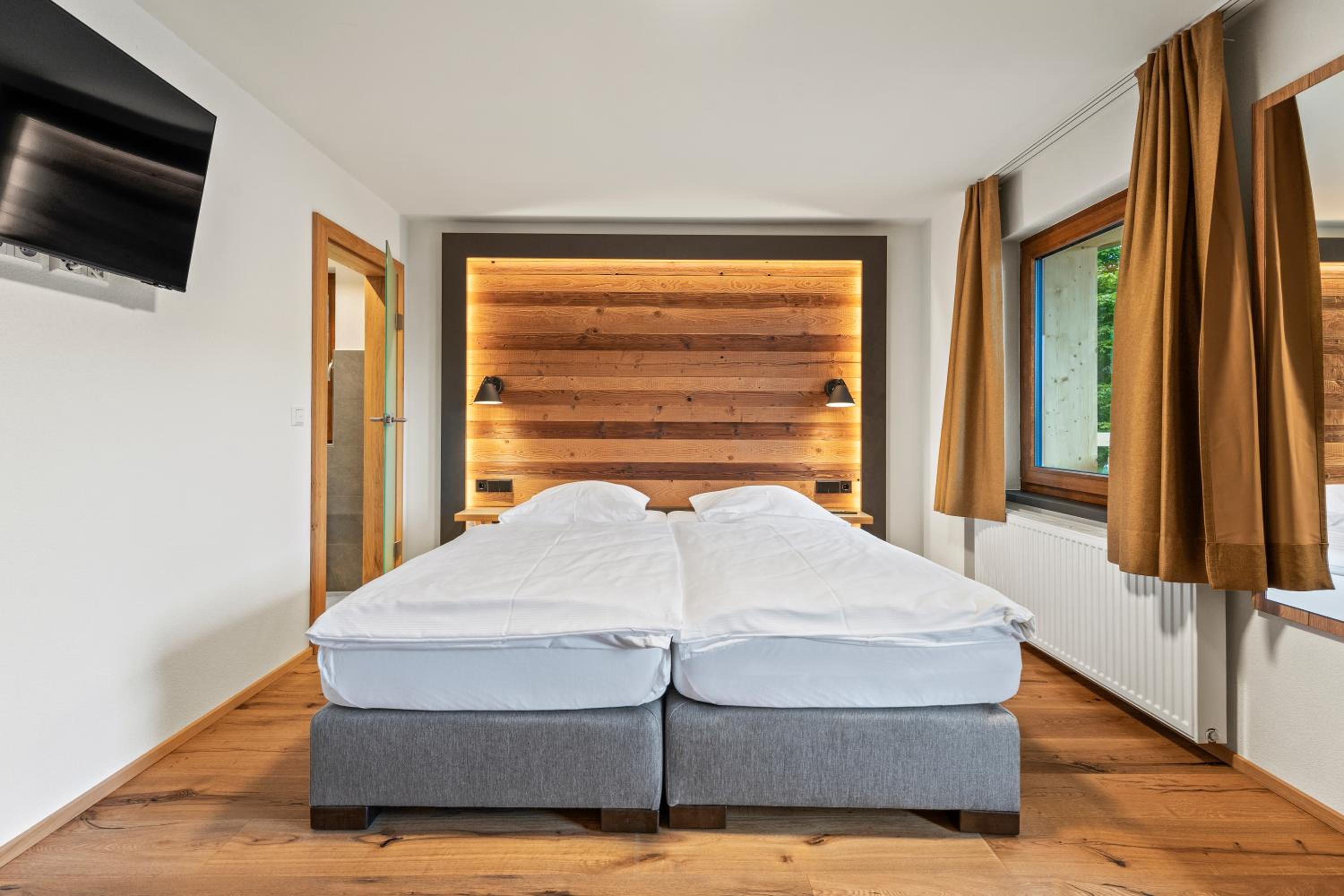 Small Double Room with Lake View - Photo 2