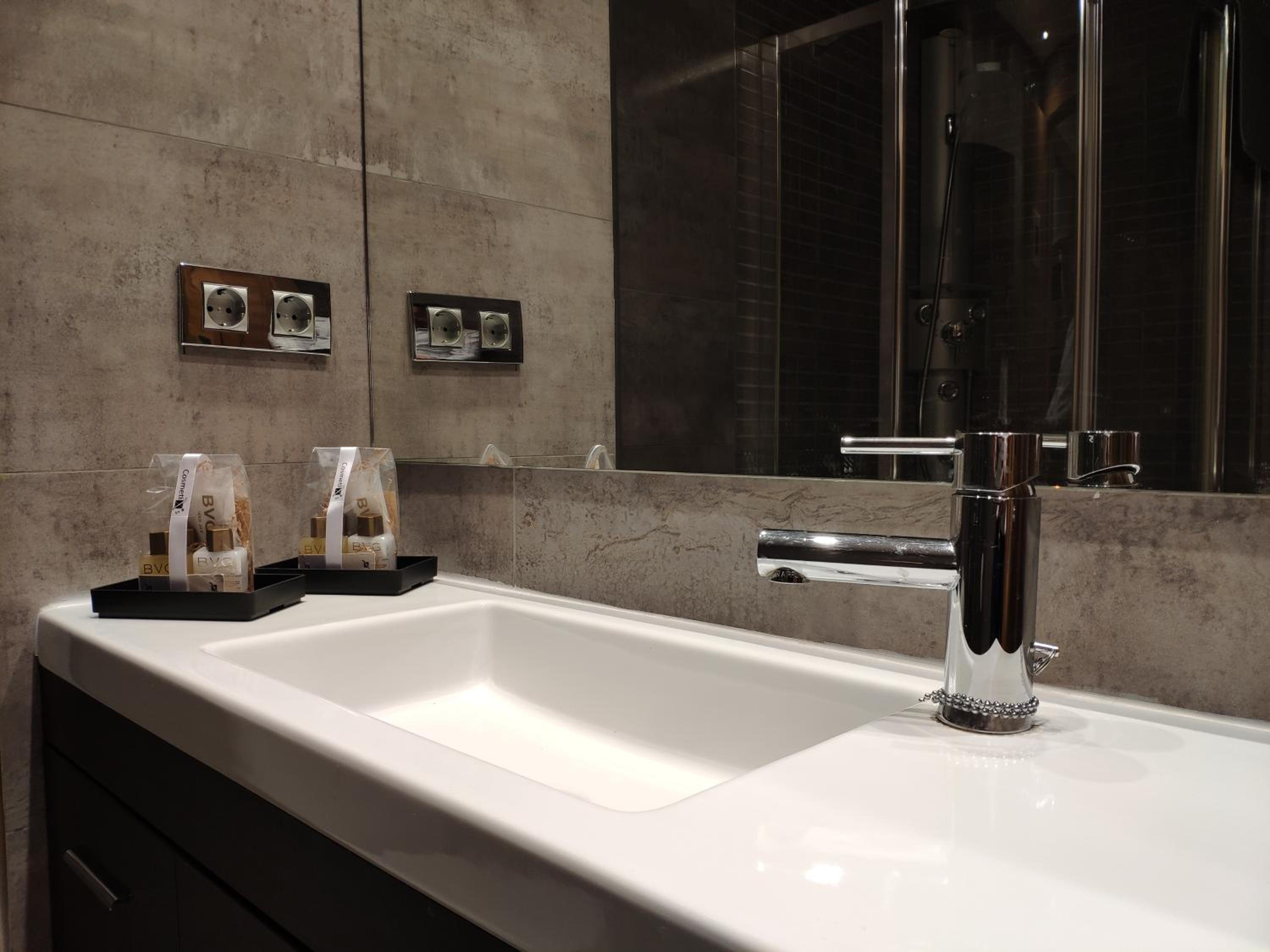 One-Bedroom Apartment - Photo 28