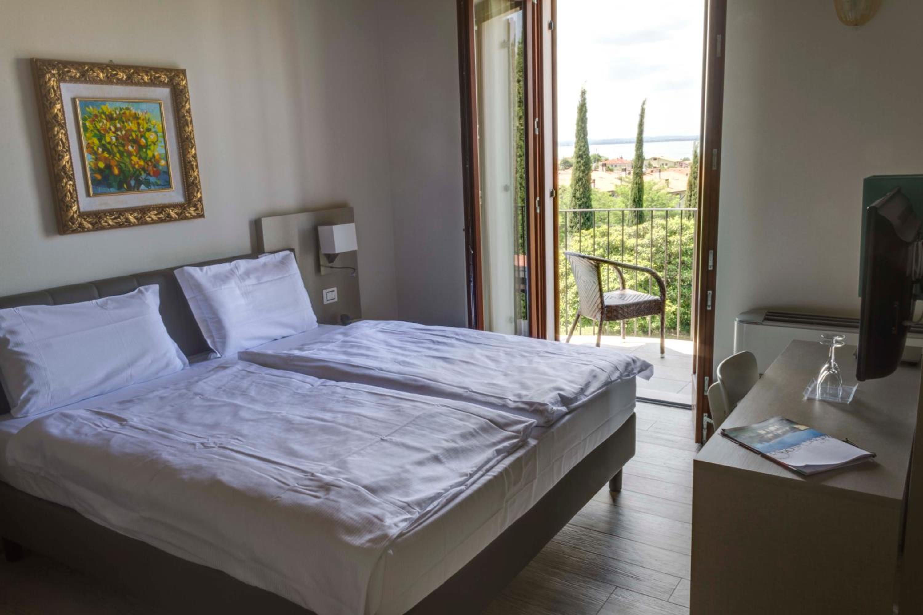 Superior Double or Twin Room with Balcony and Lake View photo 1