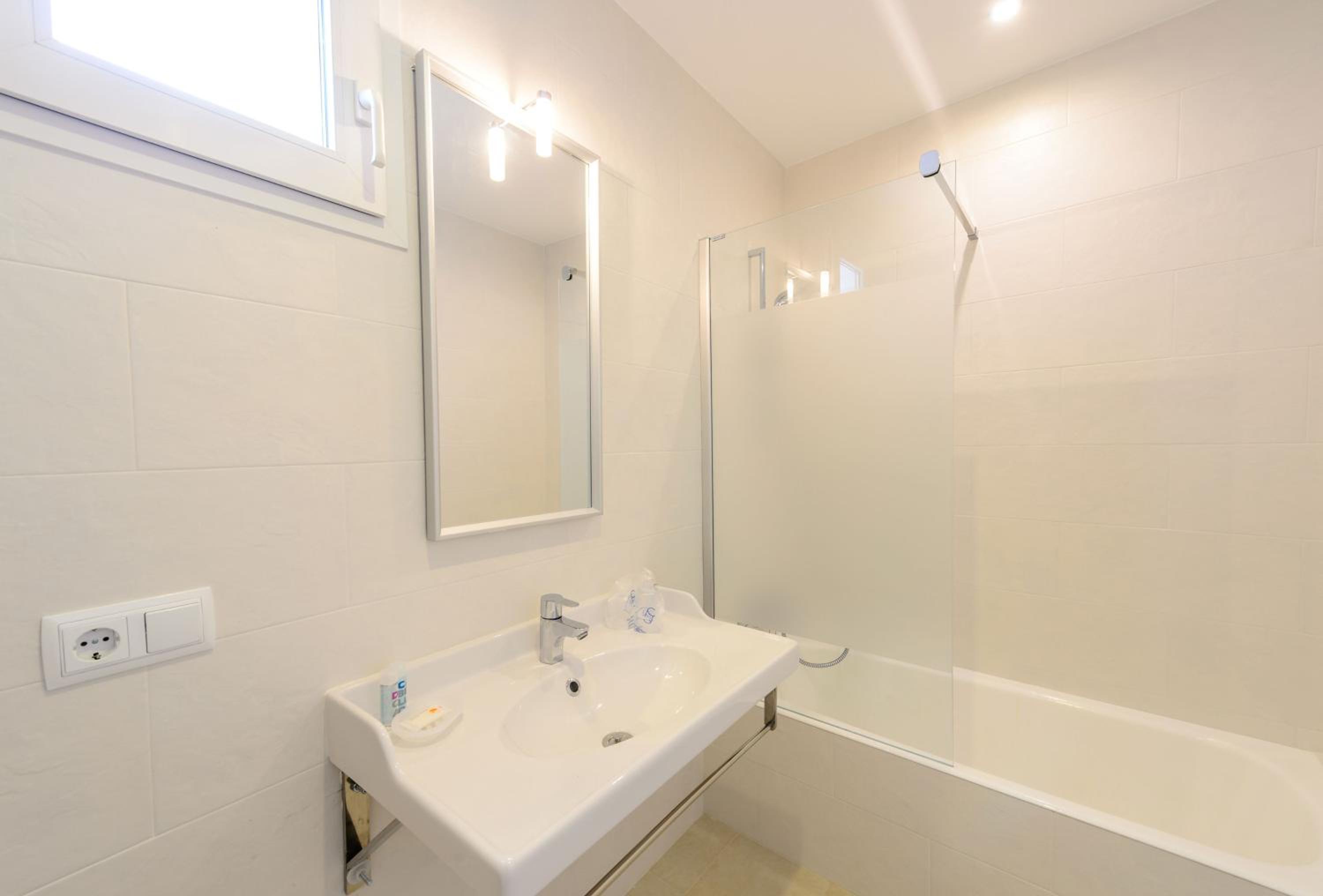 One-Bedroom Apartment with Mountain View photo 2