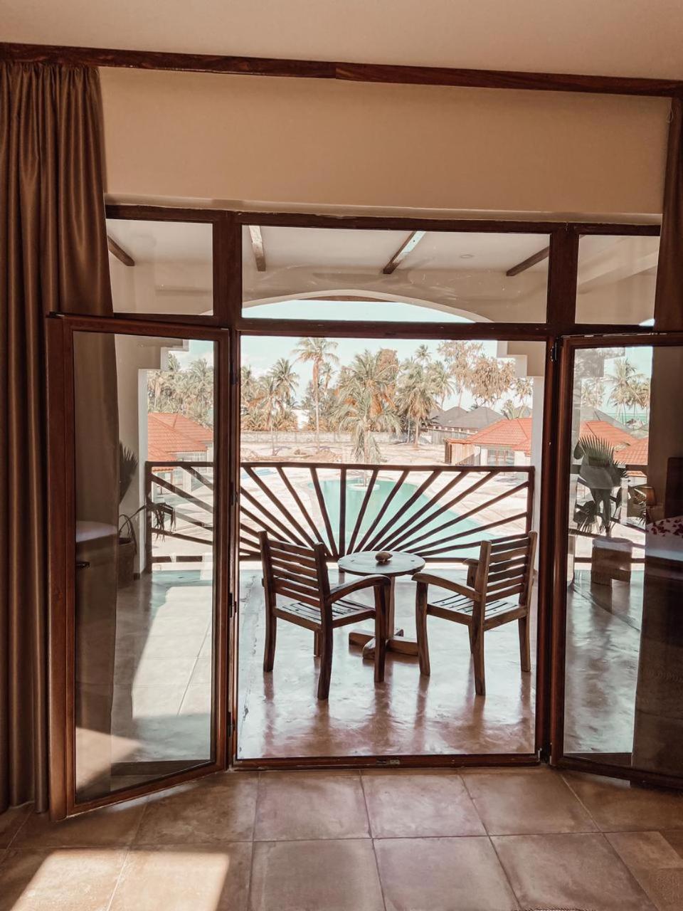Suite with Balcony and Partial Sea View - Photo 10