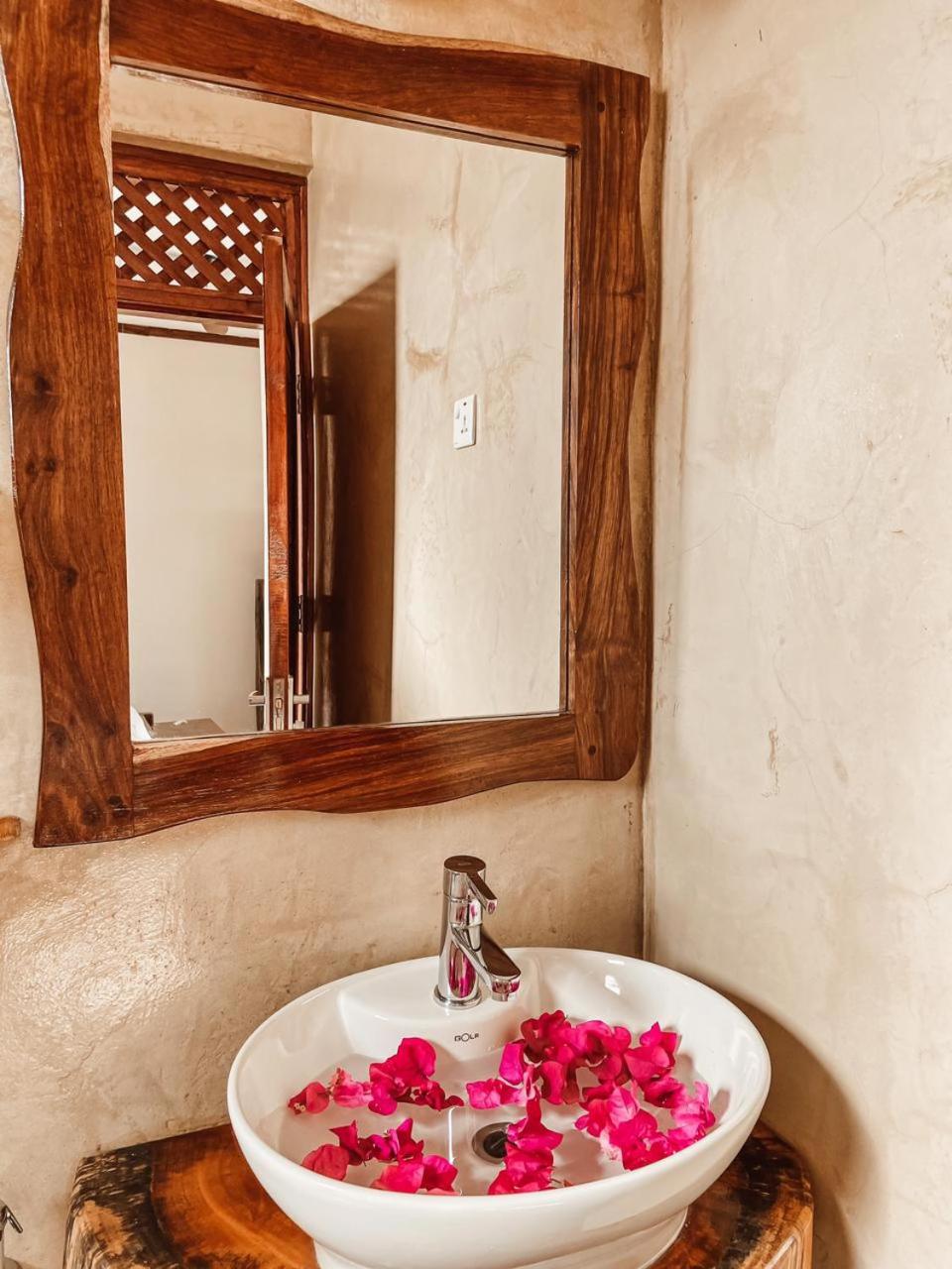 Suite with Balcony and Partial Sea View - Photo 9