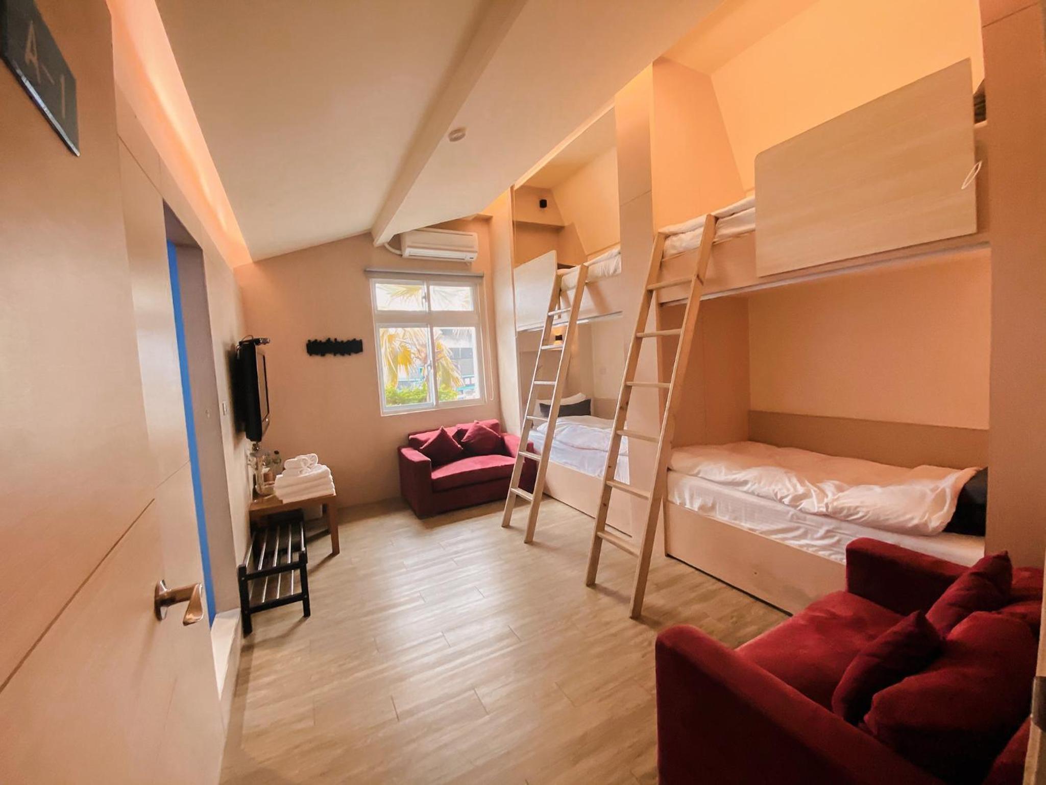 Quadruple Room with Private Bathroom photo 1