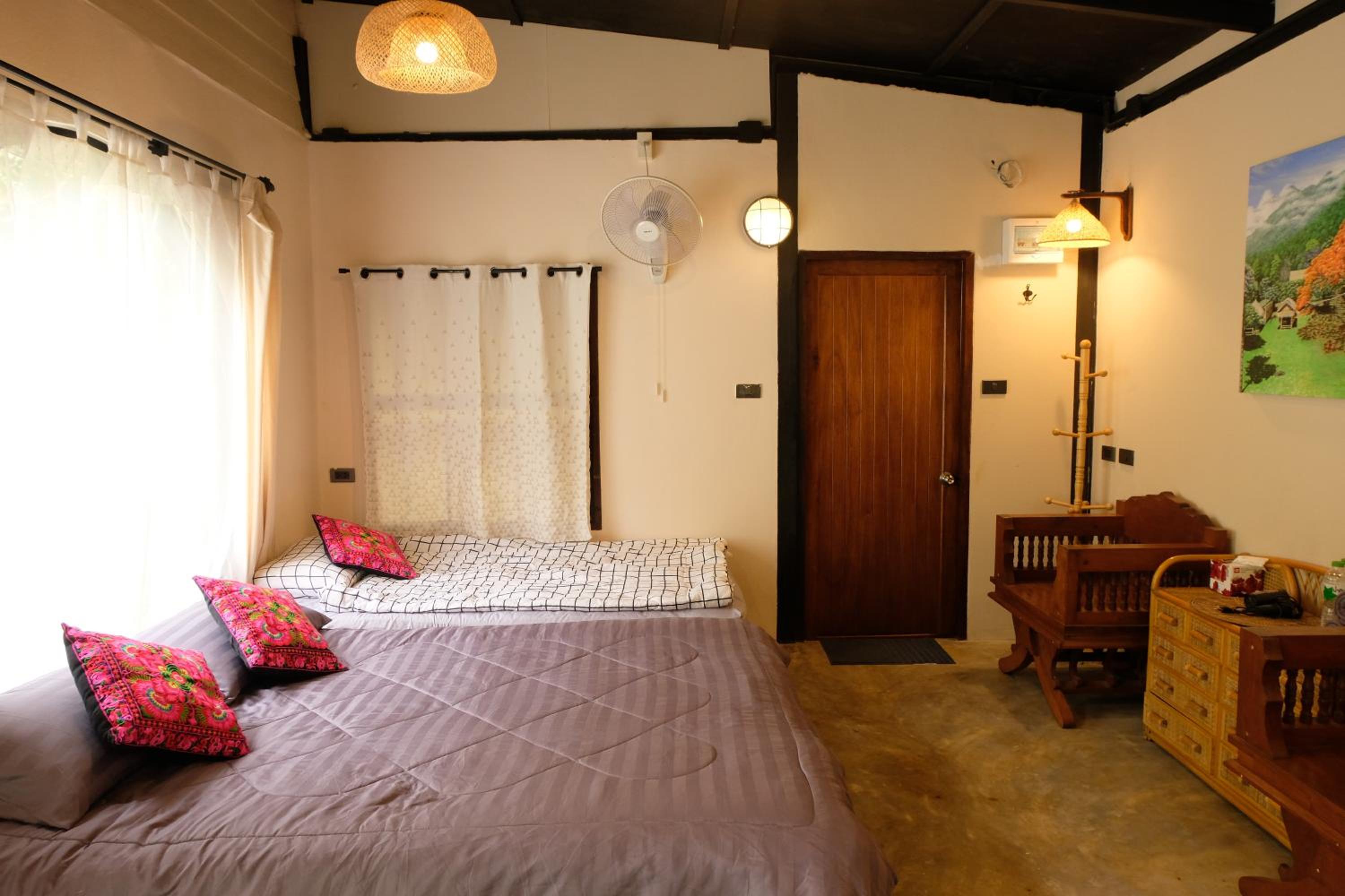 Bungalow with Garden View - Photo 9