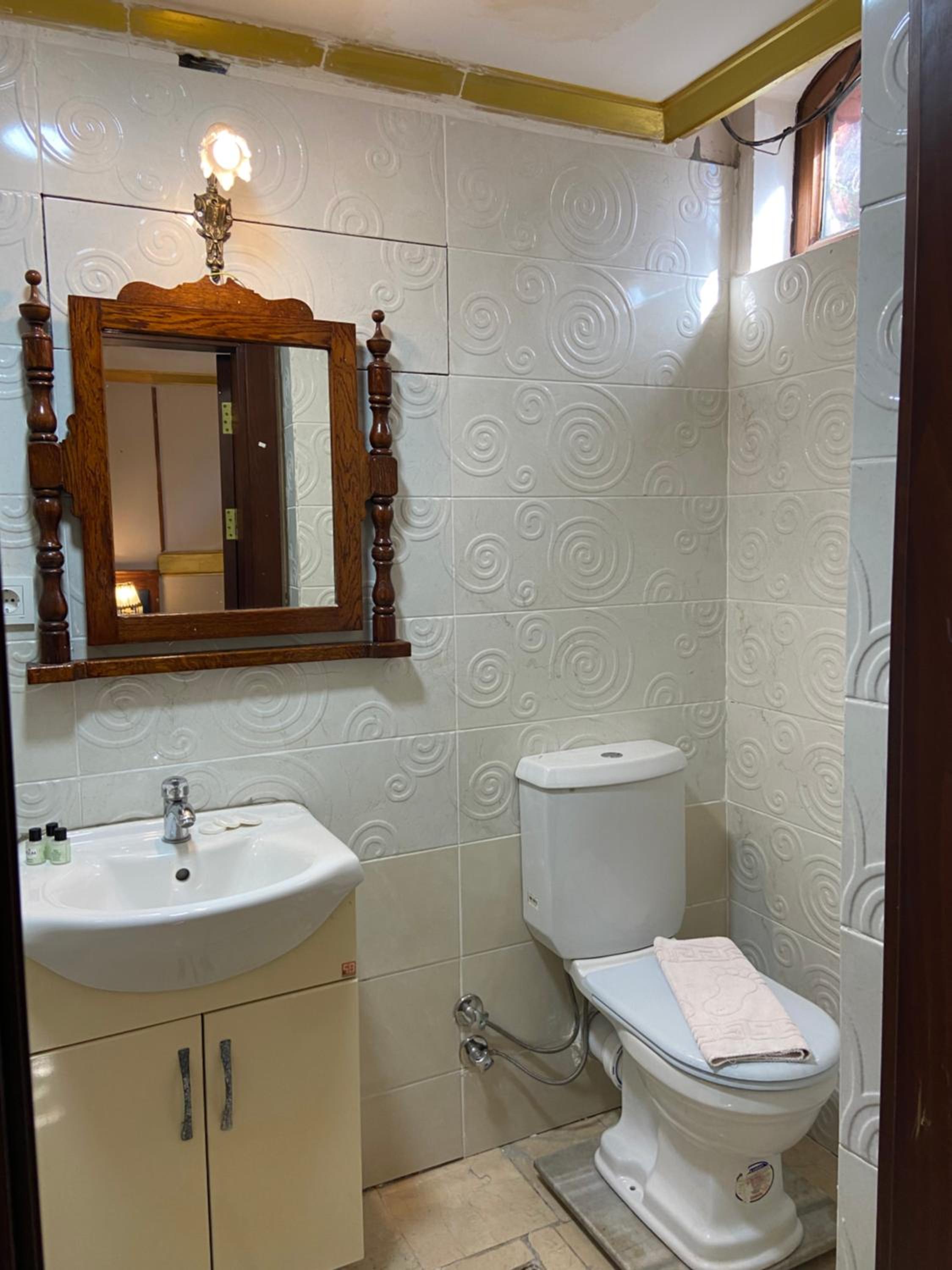 Budget Double Room  - Basement photo 3